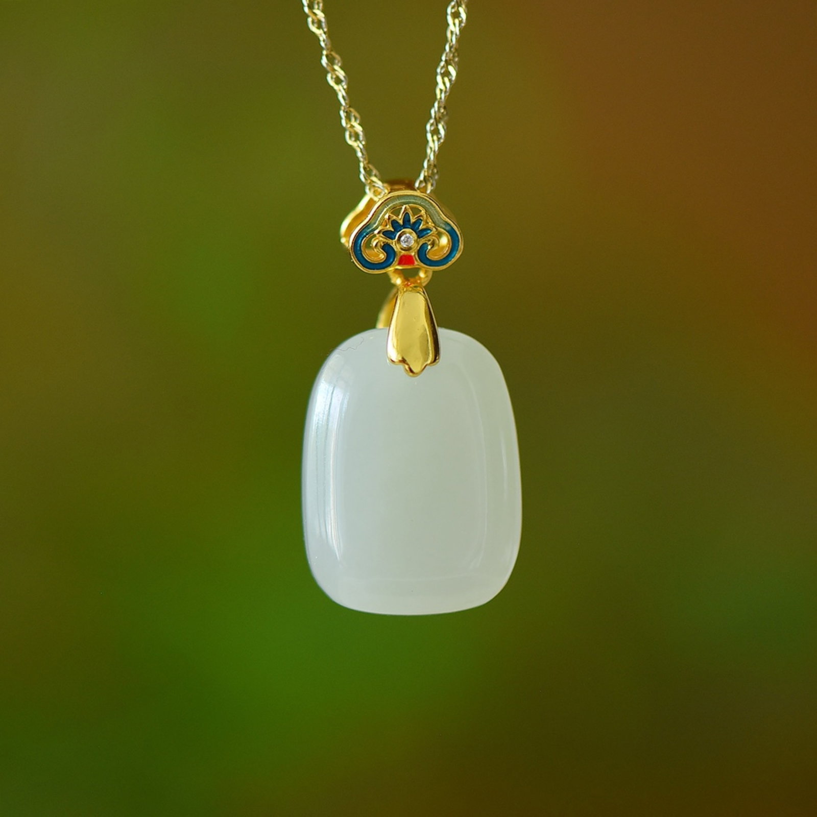An Exquisite Sterling Silver-Gold Plated Inlaid White Jade Enamel Pendant: An Exquisite Sterling Silver-Gold Plated Inlaid White Jade Enamel Pendant Size:15mmx20mm 纯银镀金镶白玉珐琅吊坠