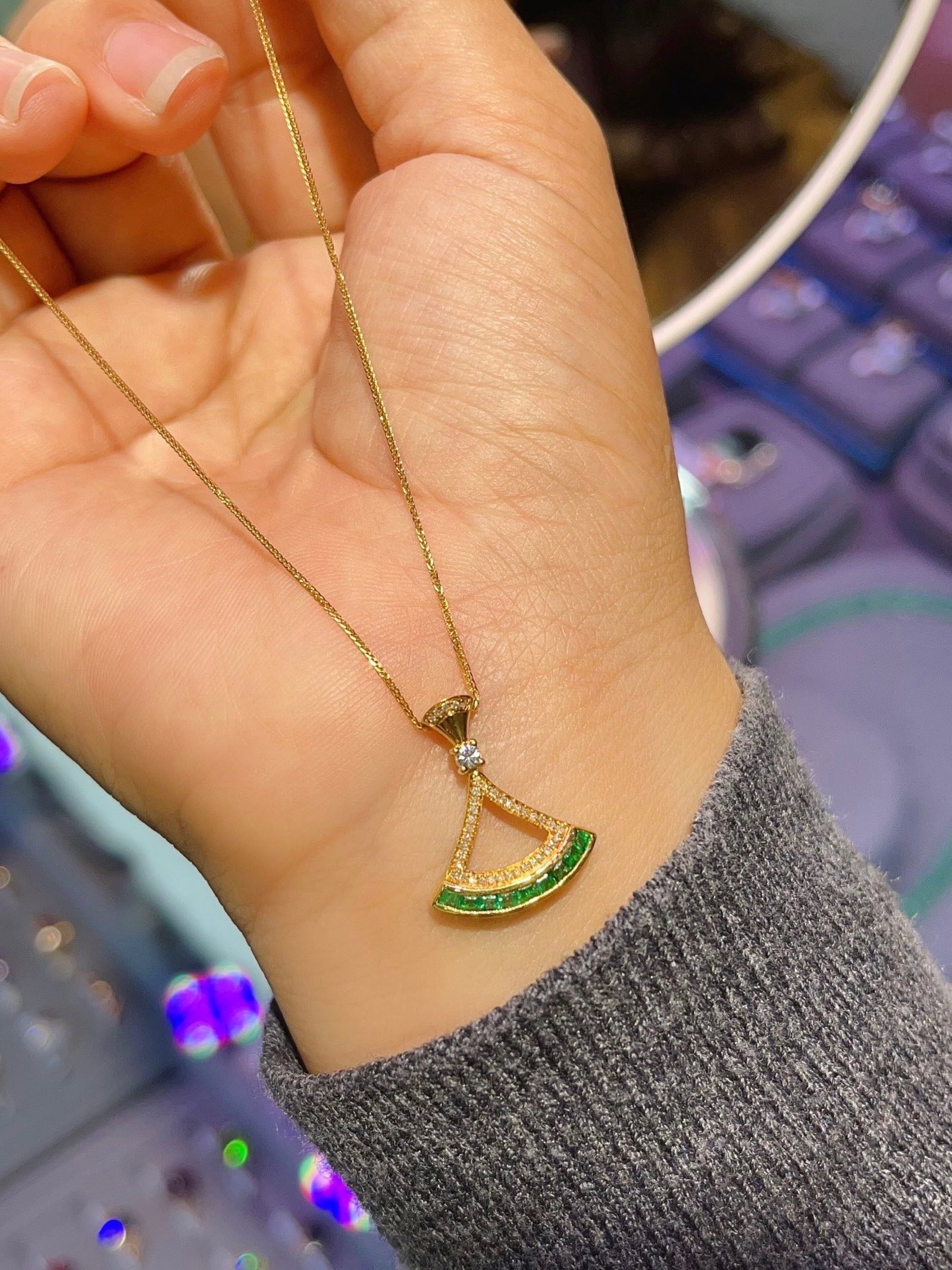A Exquisite 18k Gold Inlaid 0.80ct Natural Vivid Green Pendant,Inlaid Diamond: A Exquisite 18k Gold Inlaid 0.80ct Natural Vivid Green Pendant,Inlaid Diamond,Total Weight:2.34g 18k金镶 0.80ct