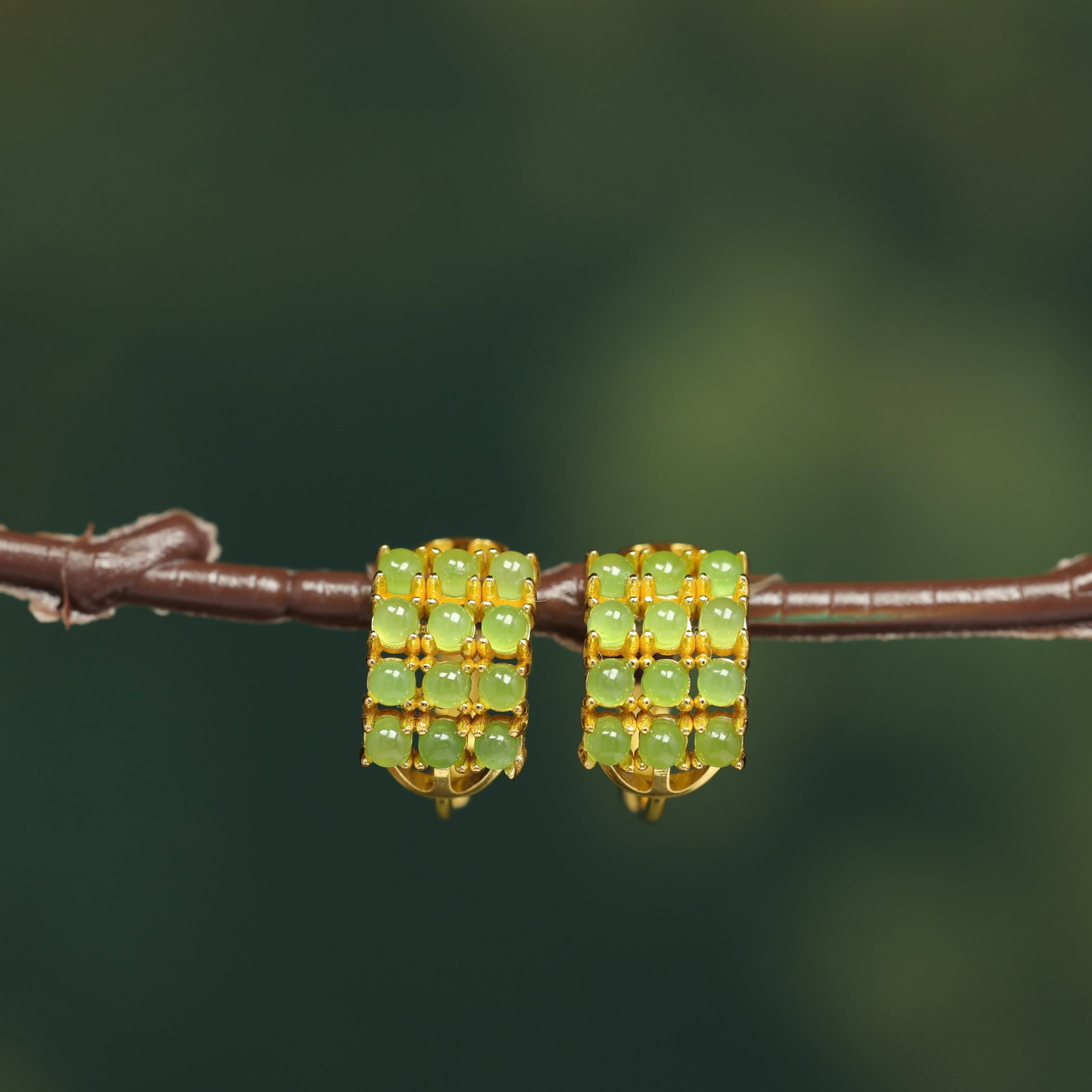 A Pair of Exquisite Sterling Silver-Gold Plated Inlaid Jasper Earrings: A Pair of Sterling Silver-Gold Plated Inlaid Jasper Earring,Size:2mmx2mms 一对纯银镀金镶碧玉耳钉,尺寸:2mmx2mm