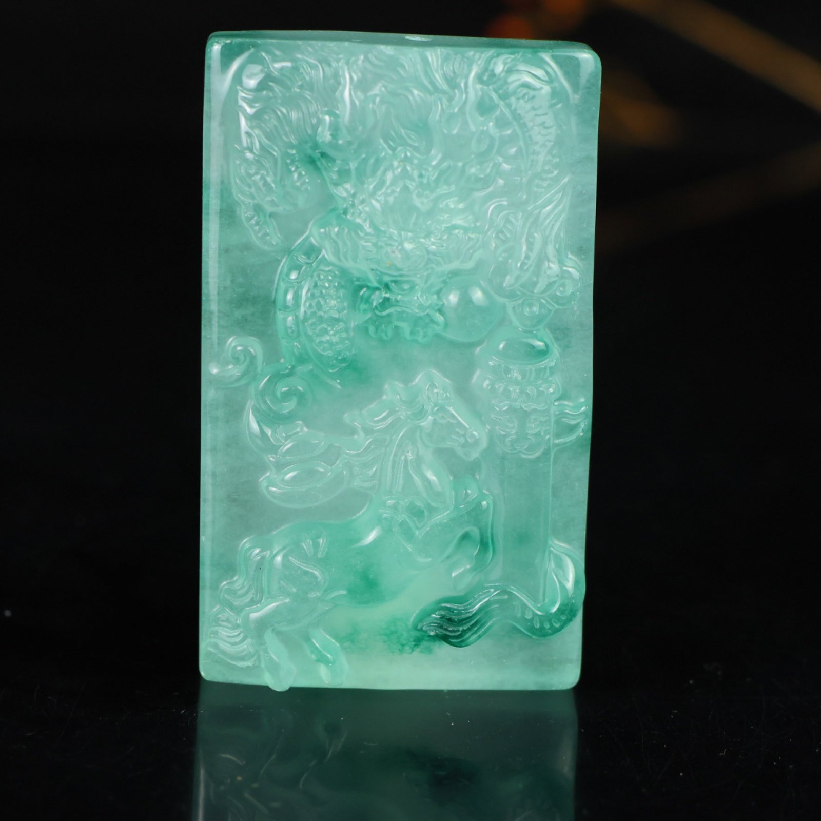 An Exquisite Jadeite Dragon and Horse Pattern Pendant: An Exquisite Jadeite Dragon and Horse Pattern Pendant,Size:75mmx44mmx18mm 翡翠龙马纹挂件