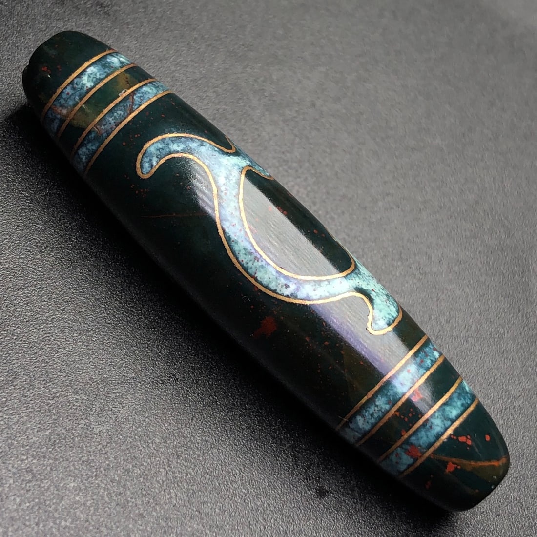 An Exquisite Dzi Bead Pendant,Inlaid Gold wire,With Cinnabar: An Exquisite Dzi Bead Pendant,Inlaid Gold wire,With Cinnabar,Size:58.5mmx14mm,Weight:15.9g 天珠挂件,嵌金丝,配朱砂