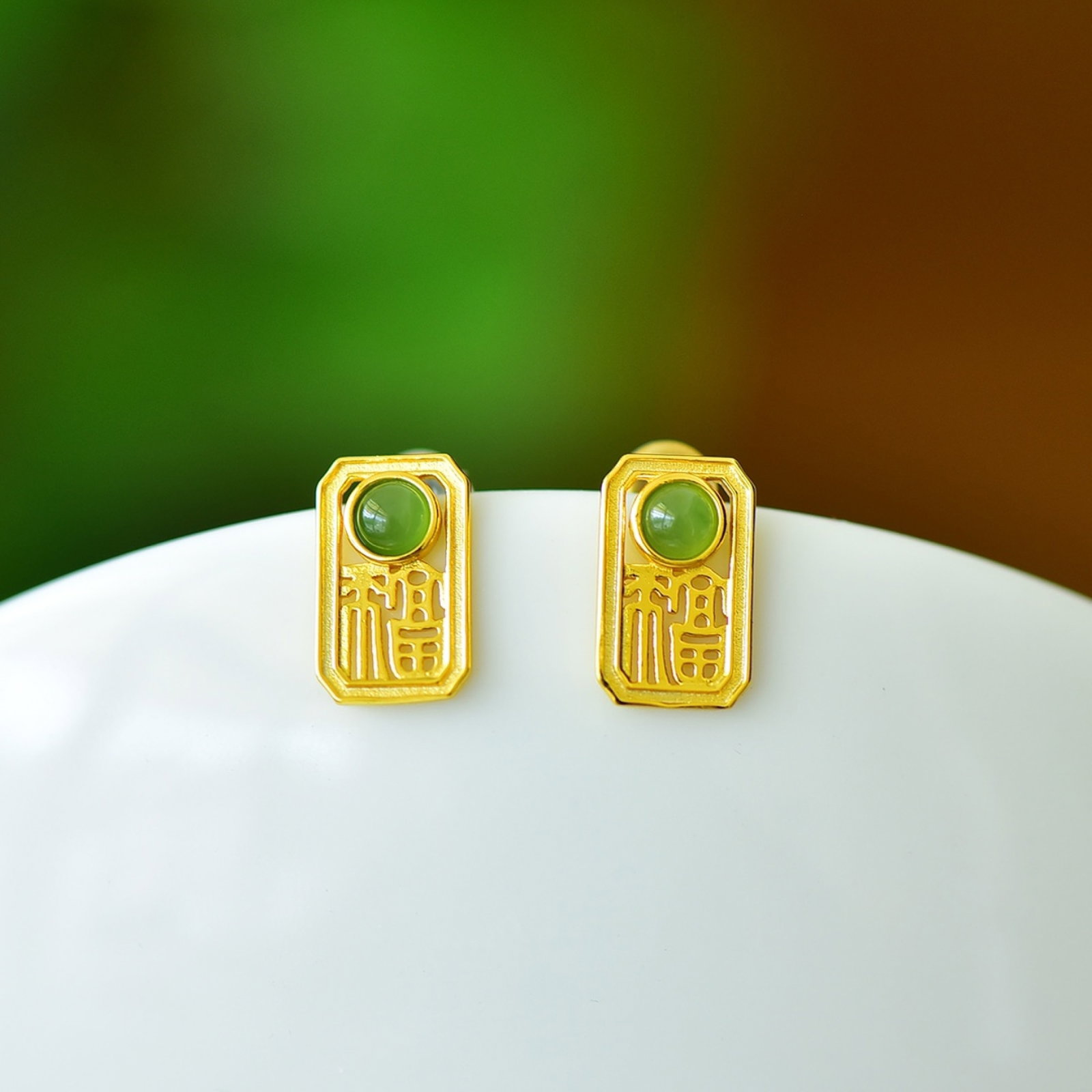 A Pair of Exquisite Sterling Silver-Gold Plated Inlaid Jasper Earrings: A Pair of Exquisite Sterling Silver-Gold Plated Inlaid Jasper Earrings Size:4mmx4mm 一对纯银镀金镶碧玉耳钉