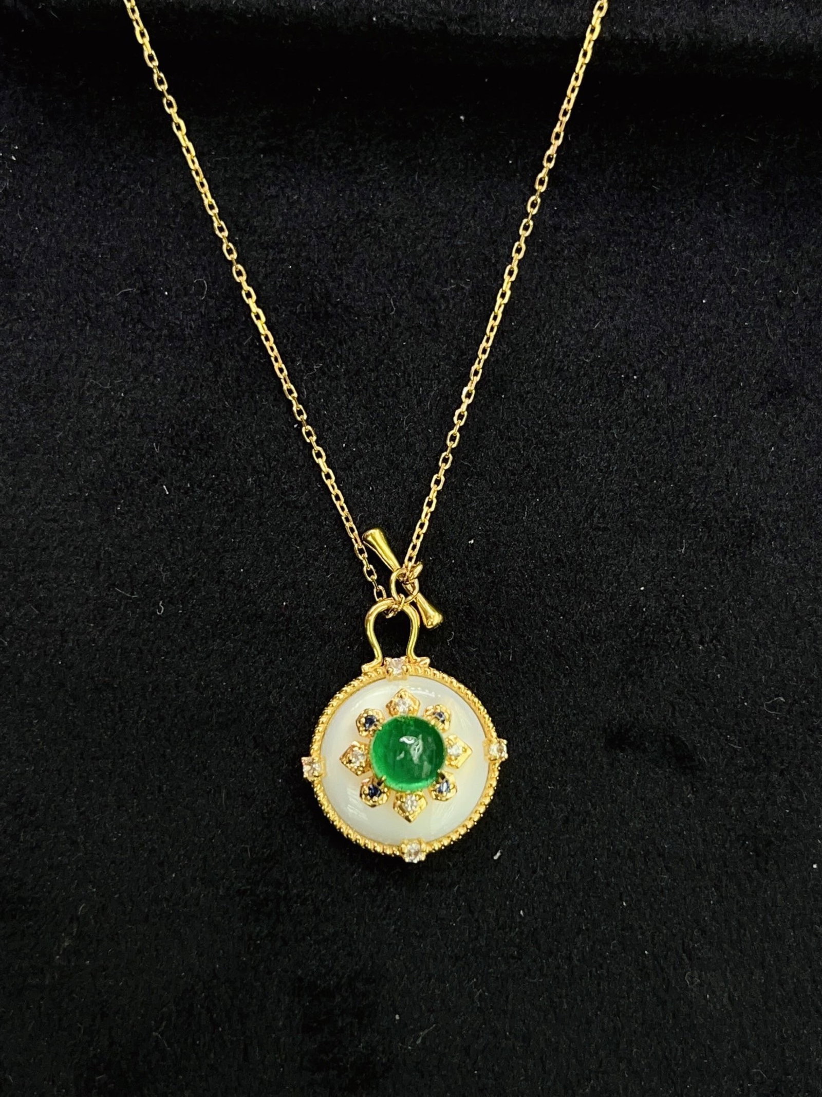A Exquisite 18k Gold Inlaid 0.78ct Natural Vivid Green Pendant,Inlaid Gems: A Exquisite 18k Gold Inlaid 0.78ct Natural Vivid Green Pendant,Inlaid Gems,Total Weight:3.05g 18k金镶 0.78ct