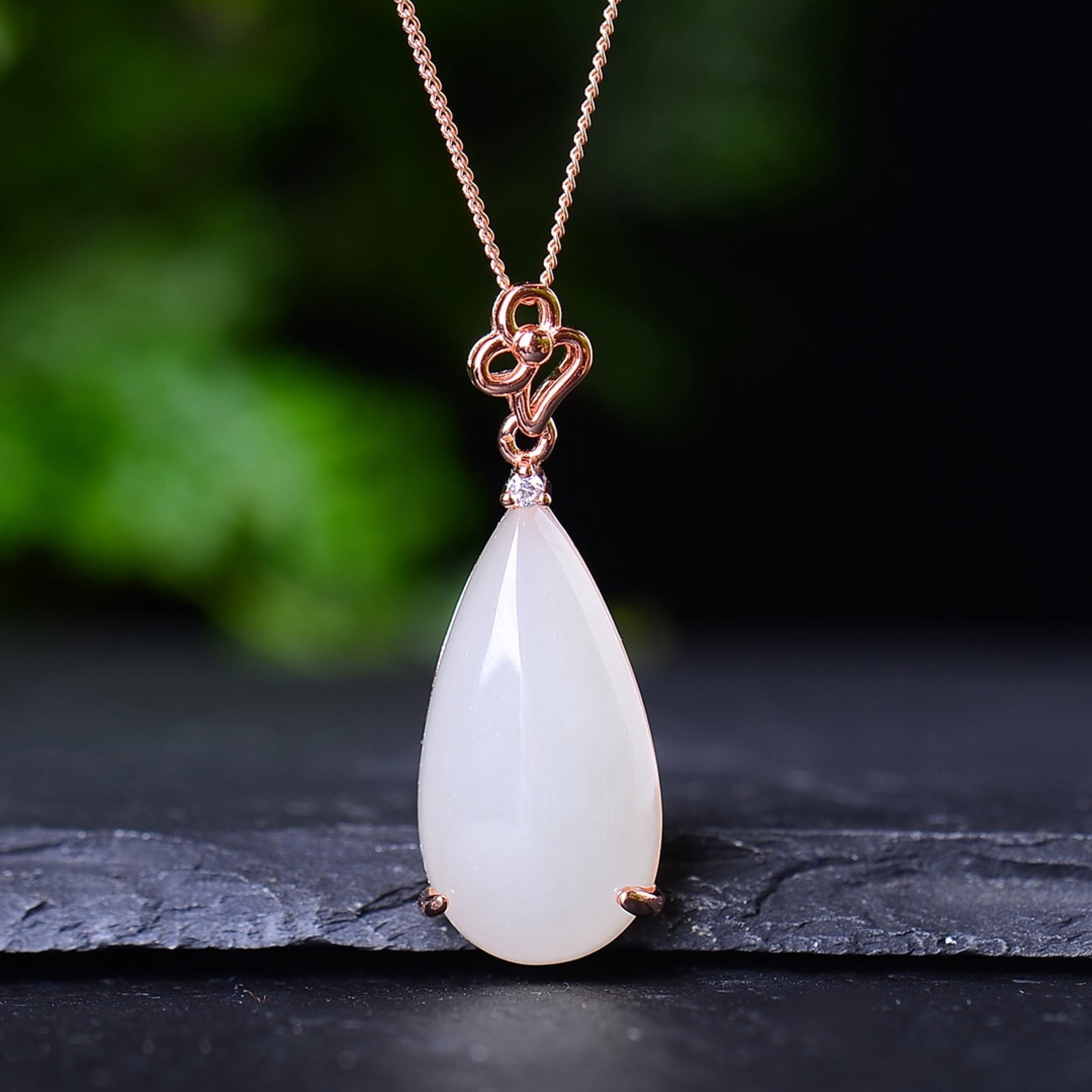 An Exquisite Sterling Silver-Gold Plated Inlaid White Jade Pendant: An Exquisite Sterling Silver-Gold Plated Inlaid White Jade Pendant,Size:13mmx25mm 纯银镀金镶白玉吊坠