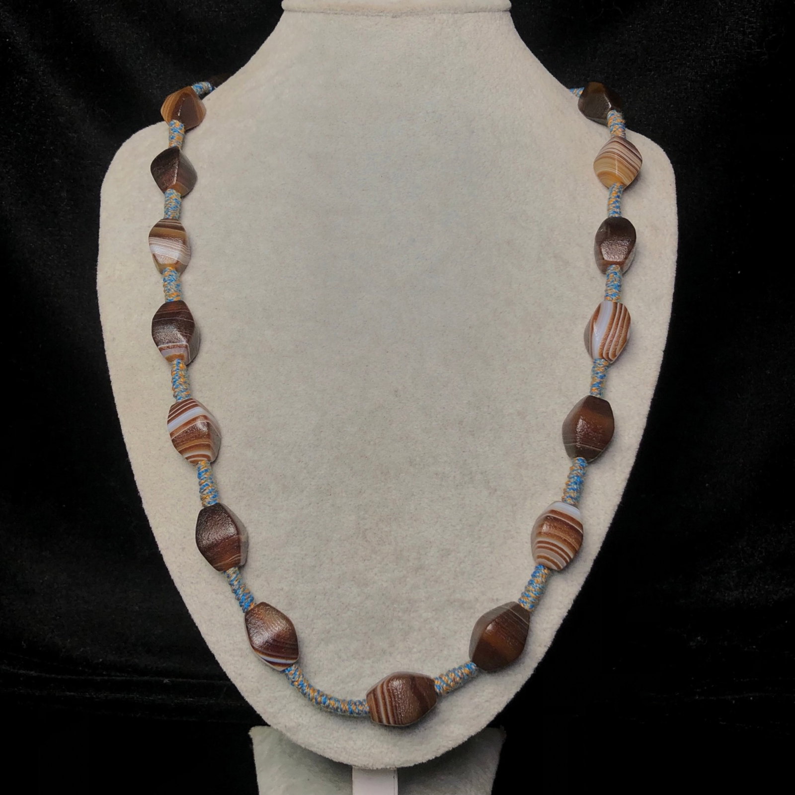 An Exquisite Agate Necklace - 9