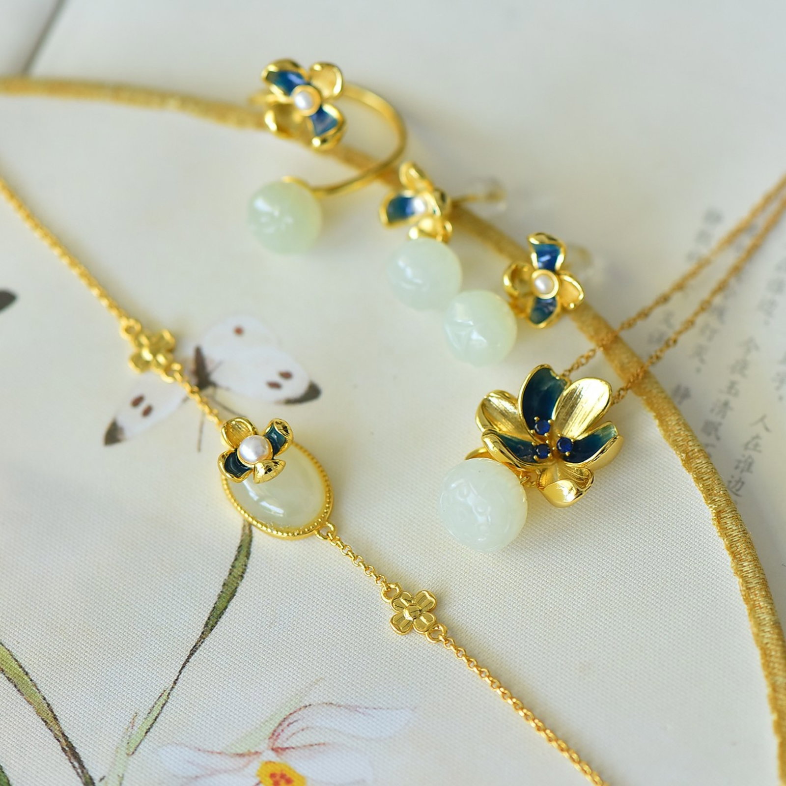 A Set of Fine Sterling Silver-Gold Plated Inlaid White Jade Jewelrys: A Set of Fine Sterling Silver-Gold Plated Inlaid White Jade Jewelrys 一套纯银镀金镶白玉首饰