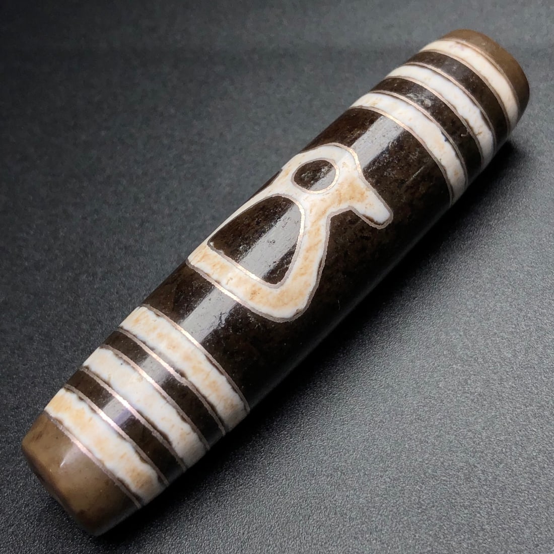 An Exquisite Mammon Pattern Dzi Bead Pendant,Inlaid Silver wire: An Exquisite Mammon Pattern Dzi Bead Pendant,Inlaid Silver wire,Size:74mmx18mm,Weight:38.7g 财神像纹天珠挂件,嵌银丝