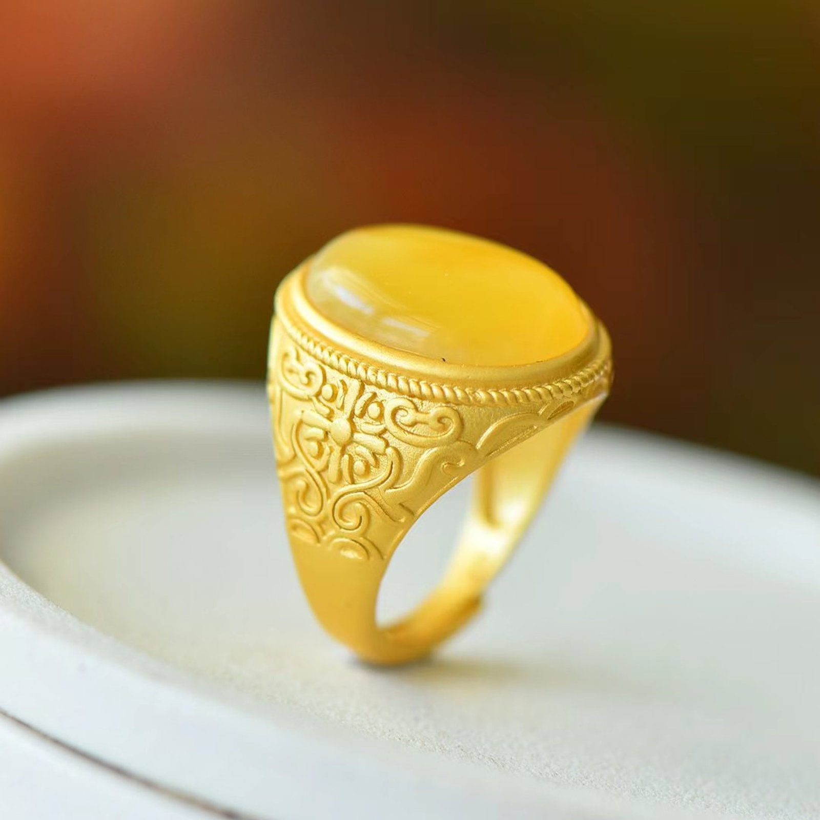 An Exquisite Sterling Silver-Gold Plated Inlaid Amber Ring: An Exquisite Sterling Silver-Gold Plated Inlaid Amber Ring,Size:15mmx20mm 纯银镀金镶琥珀戒指