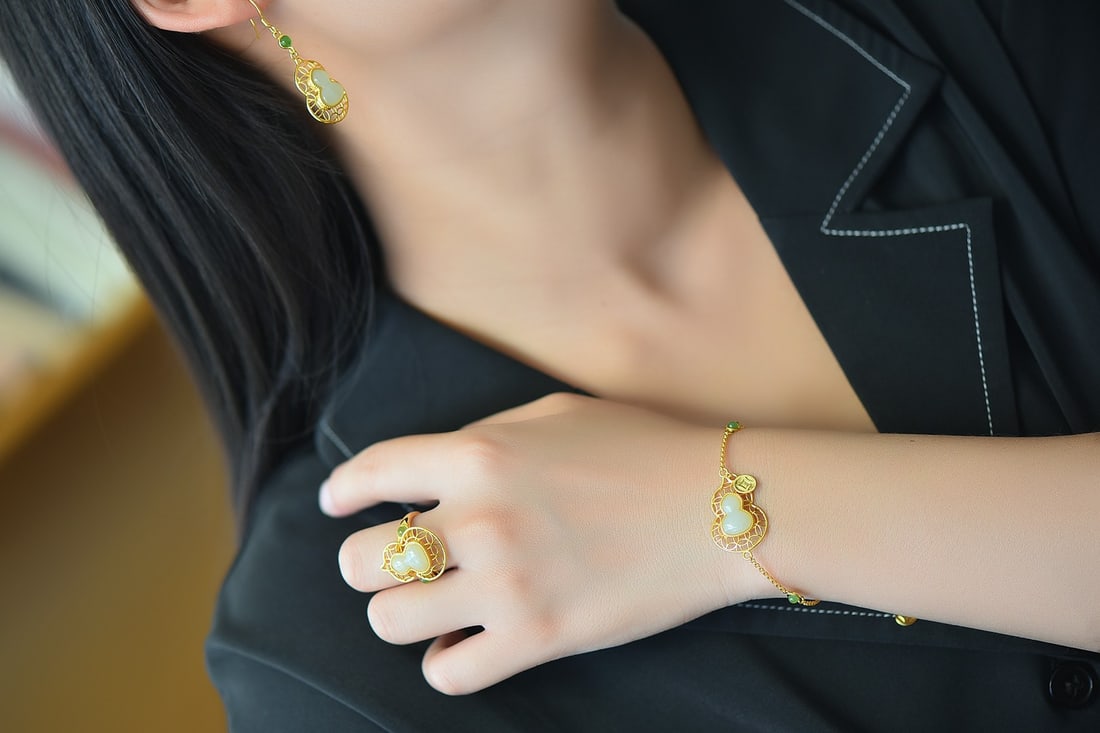 A Set of Fine Sterling Silver-Gold Plated Inlaid White Jade Jewelrys: A Set of Fine Sterling Silver-Gold Plated Inlaid White Jade Jewelrys 一套纯银镀金镶白玉首饰