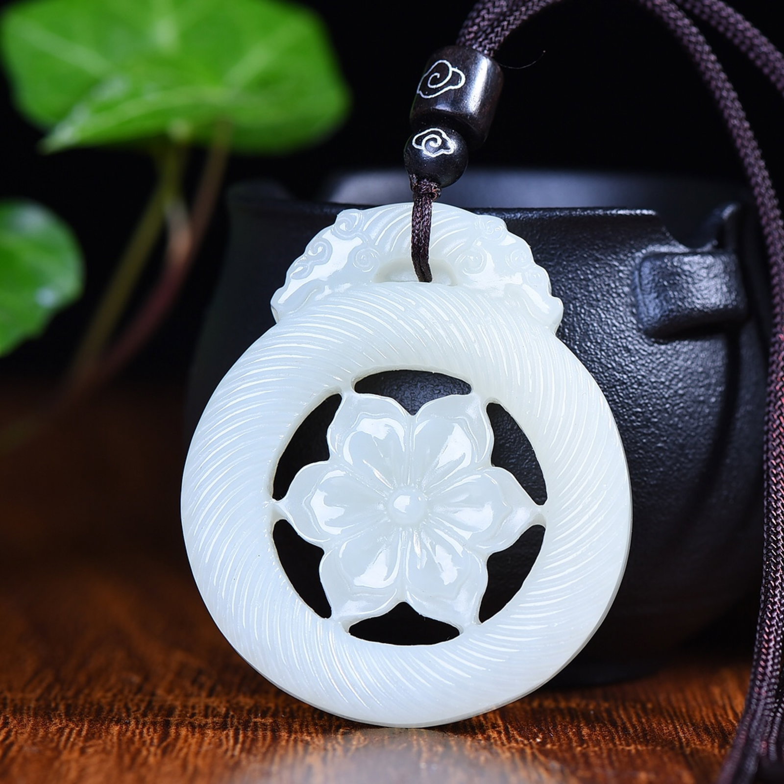 An Exquisite White Jade Hollow Flower Pendant: An Exquisite White Jade Hollow Flower Pendant,Size:43mmx51mm (寓意)吉祥 富贵 白玉镂空花挂件