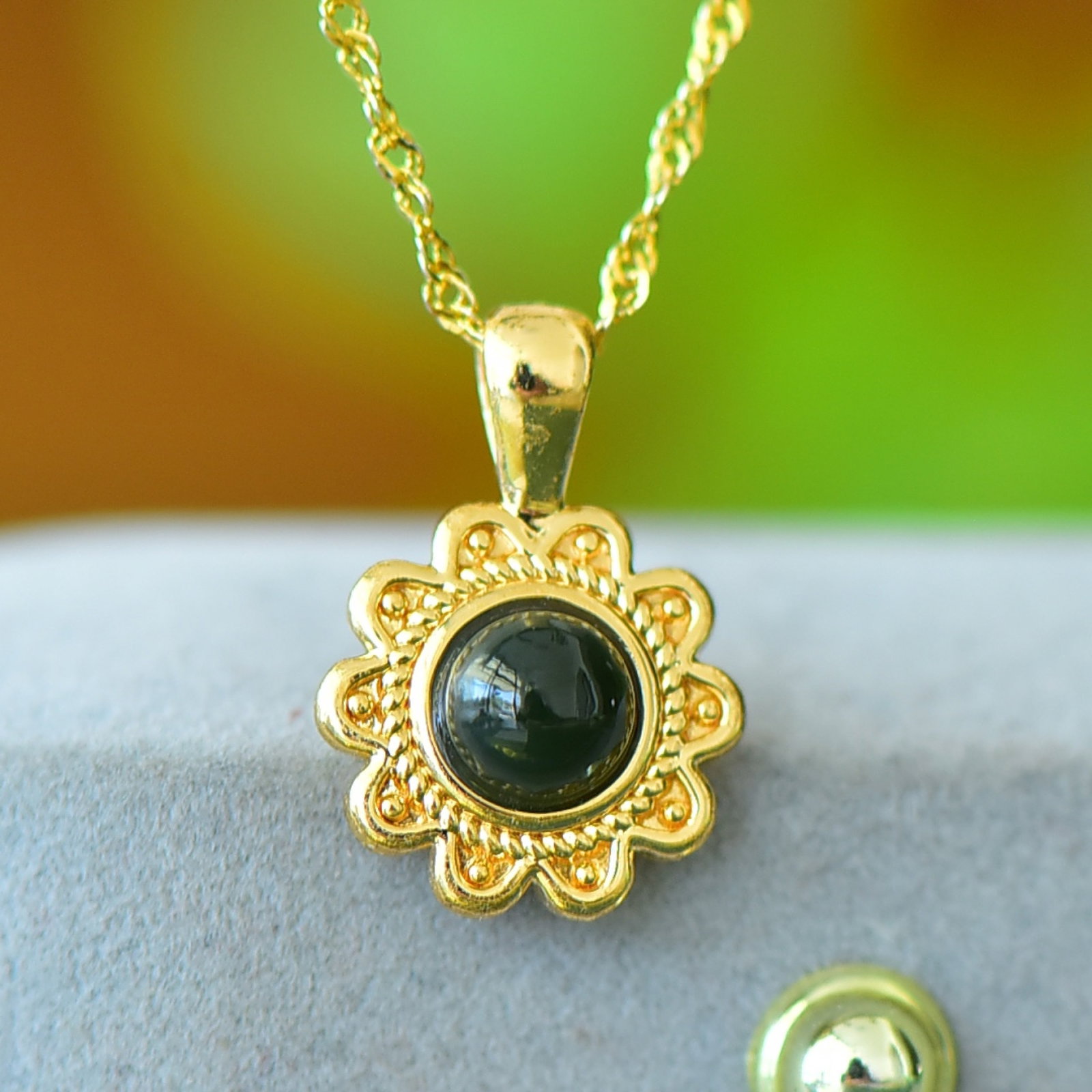 An Exquisite Bronze-Gold Plated Inlaid Green Jade Necklace: An Exquisite Bronze-Gold Plated Inlaid Green Jade Necklace,Size:6mmx6mm 铜镀金镶青玉项链