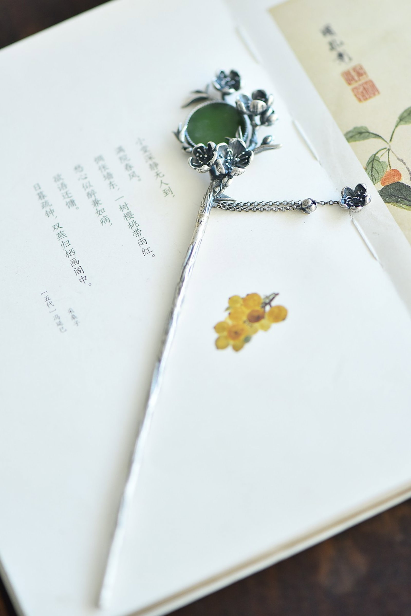 An Exquisite Sterling Silver Inlaid Jasper Hairpin: An Exquisite Sterling Silver Inlaid Jasper Hairpin 纯银镶碧玉发簪