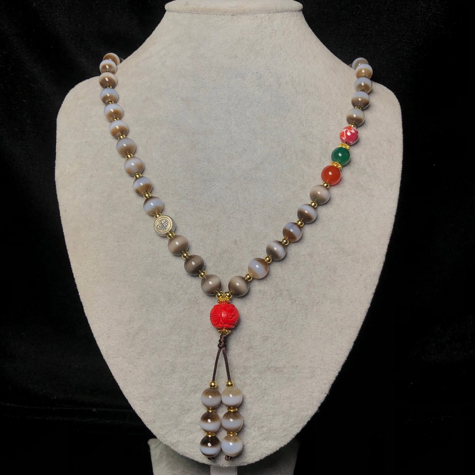 An Exquisite Agate Necklace - 9
