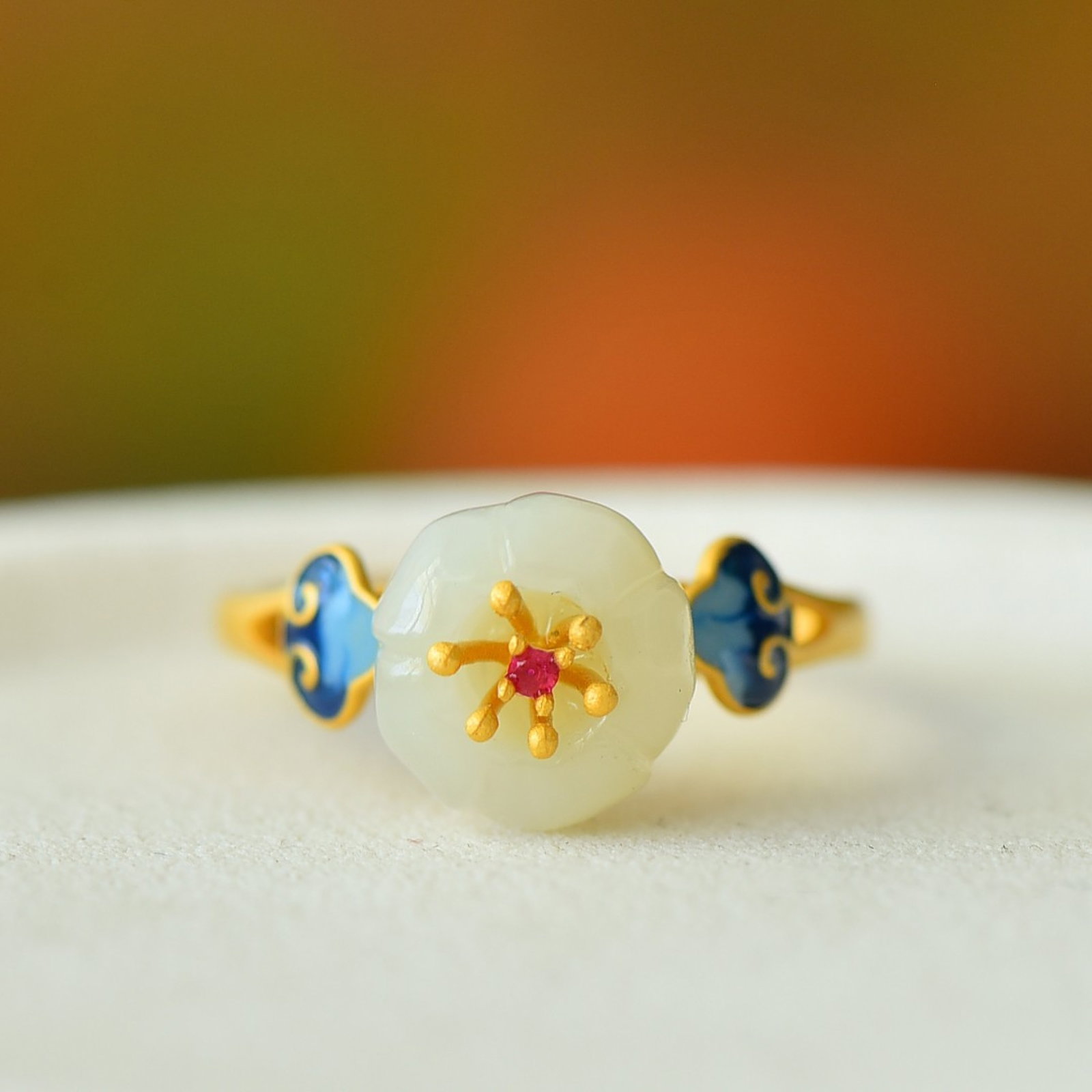 An Exquisite Sterling Silver-Gold Plated Inlaid White Jade Ring: An Exquisite Sterling Silver-Gold Plated Inlaid White Jade Ring,Size:11mmx11mm 纯银镀金镶白玉戒指