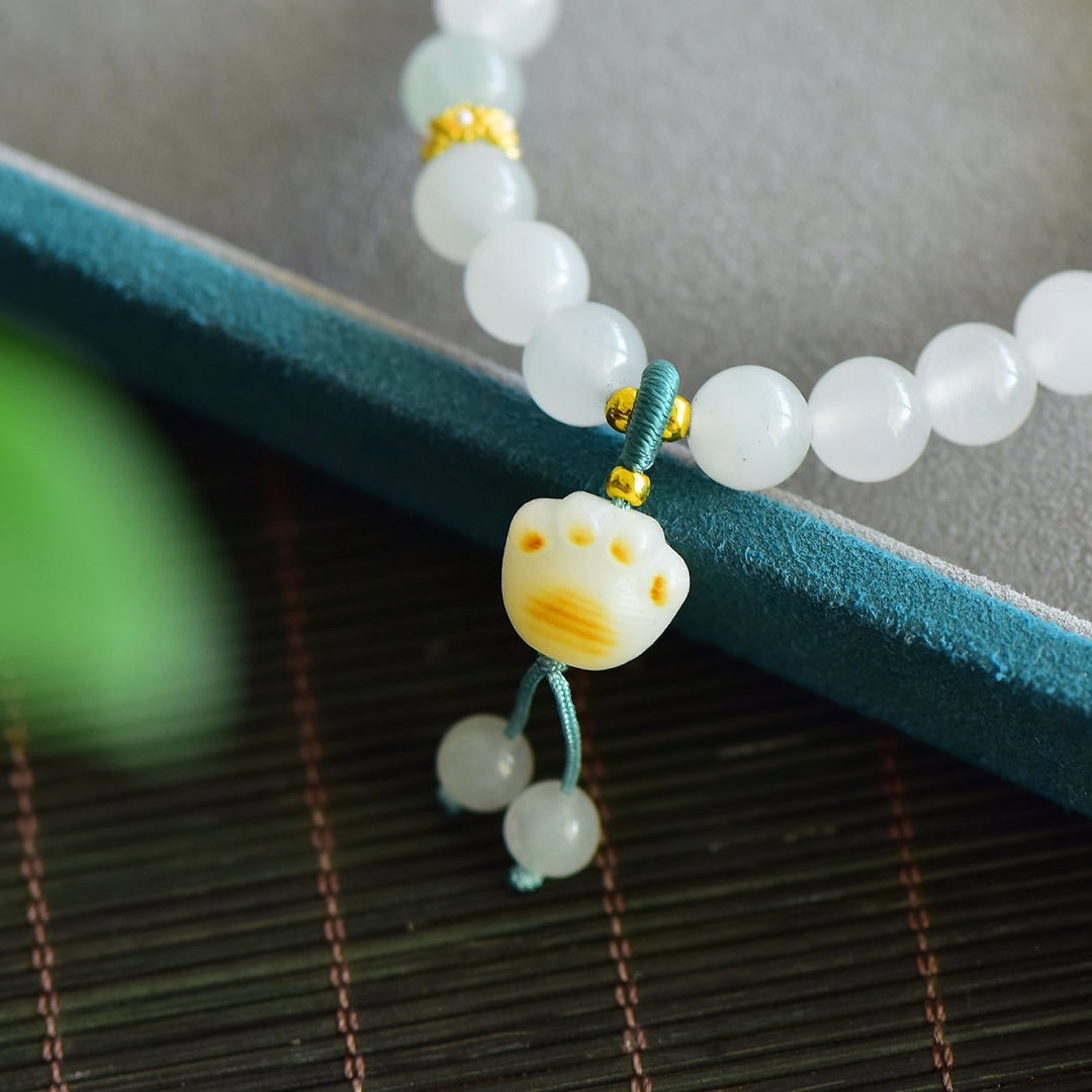An Exquisite White Jade Bracelets: An Exquisite White Jade Bracelets,Size:8mm 寓意:招财猫,举金碗,富贵荣华尽收眼。