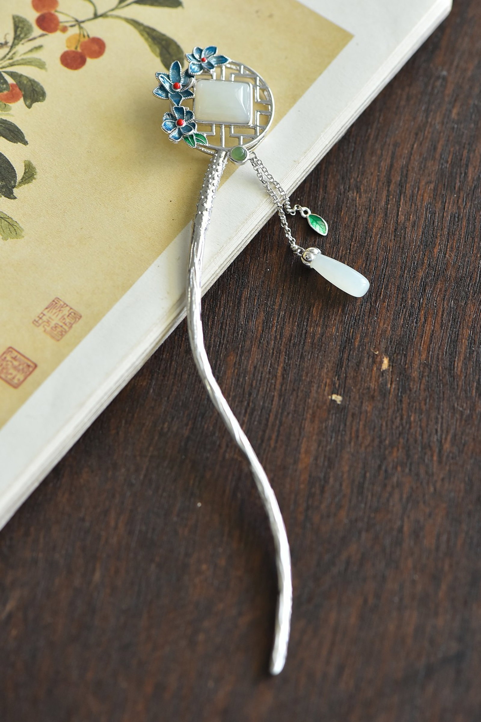 An Exquisite Sterling Silver Inlaid White Jade Hairpin: An Exquisite Sterling Silver Inlaid White Jade Hairpin,Size:10mmx12mm 纯银镶白玉发簪