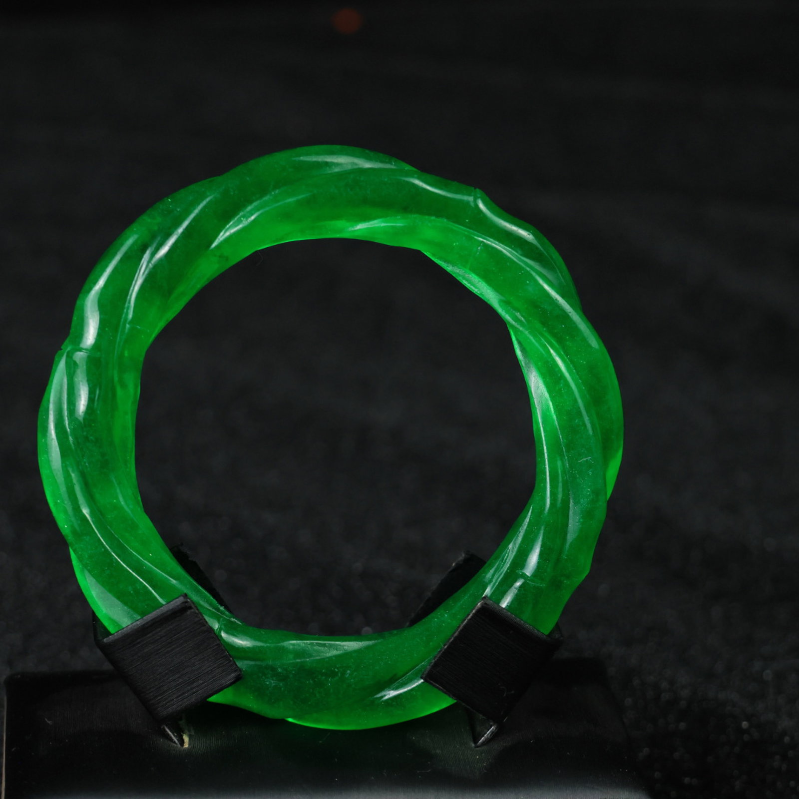 An Exquisite Jadeite Bracelets: An Exquisite Jadeite Bracelets,Size:58mmx14mm 翡翠手镯