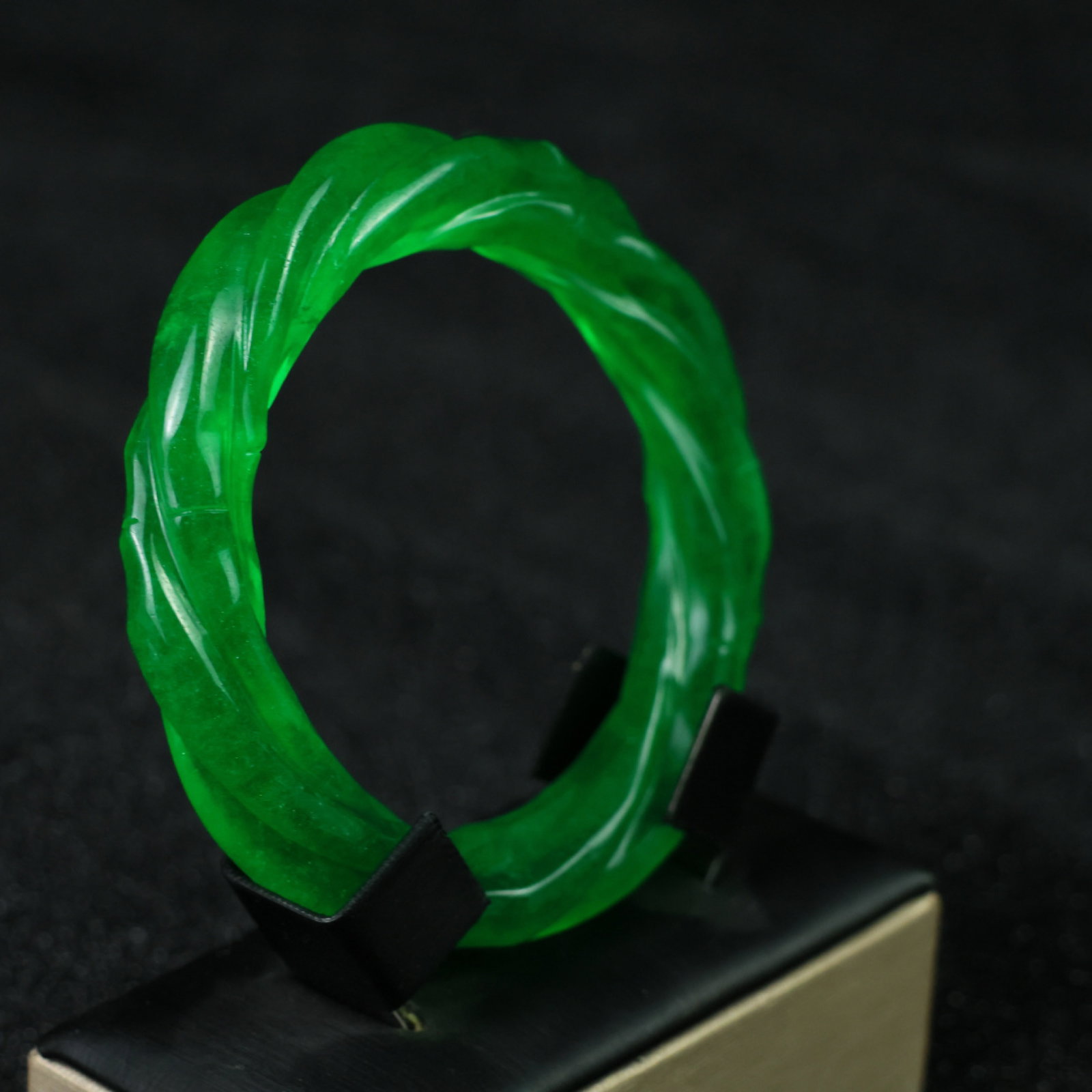 An Exquisite Jadeite Bracelets - 2