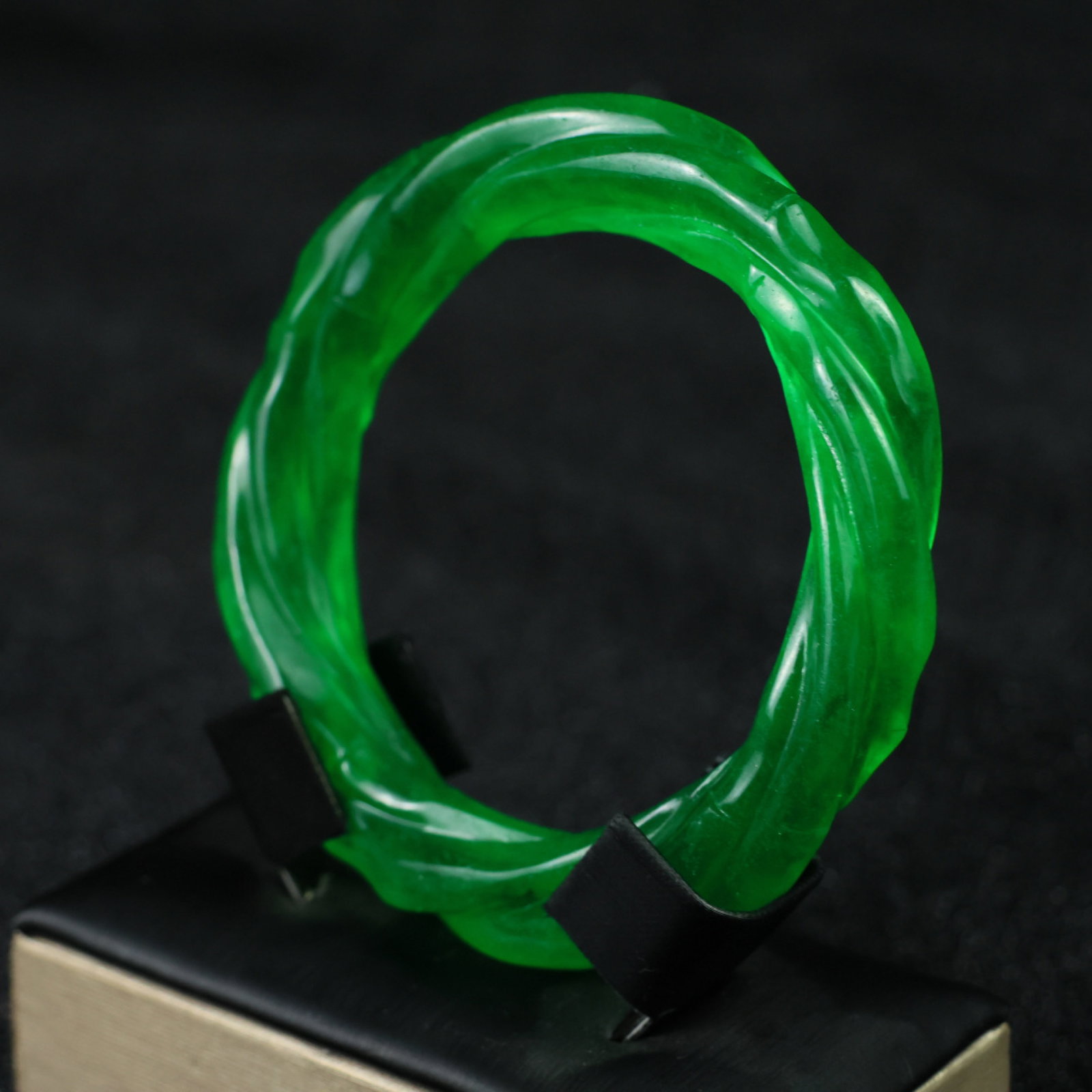 An Exquisite Jadeite Bracelets - 4