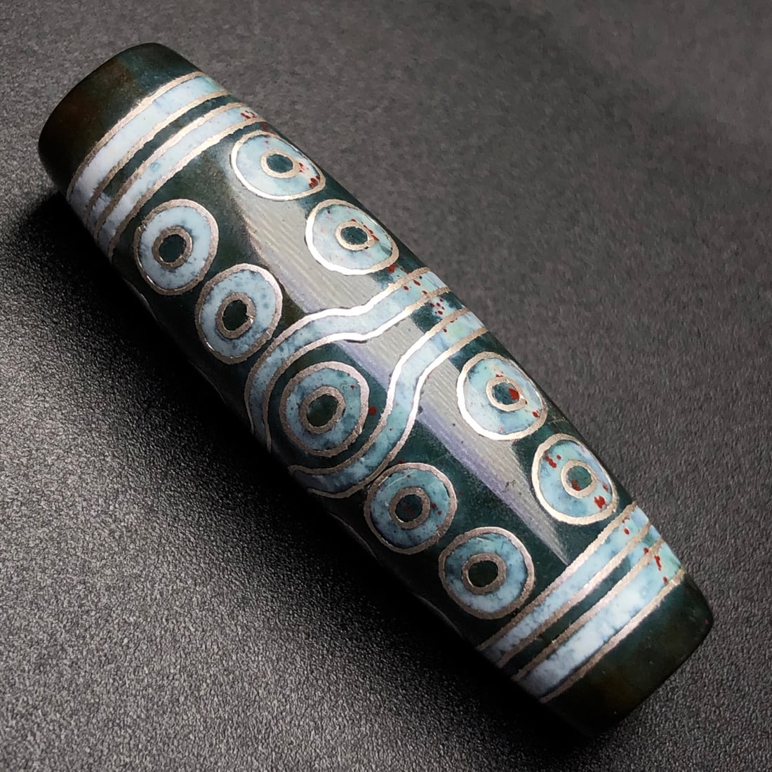 An Exquisite Seventeen Eyes Dzi Bead Pendant,Inlaid Silver wire,With Cinnabar: An Exquisite Seventeen Eyes Dzi Bead Pendant,Inlaid Silver wire,With Cinnabar,Size:49mmx15mm,Weight:17.4g