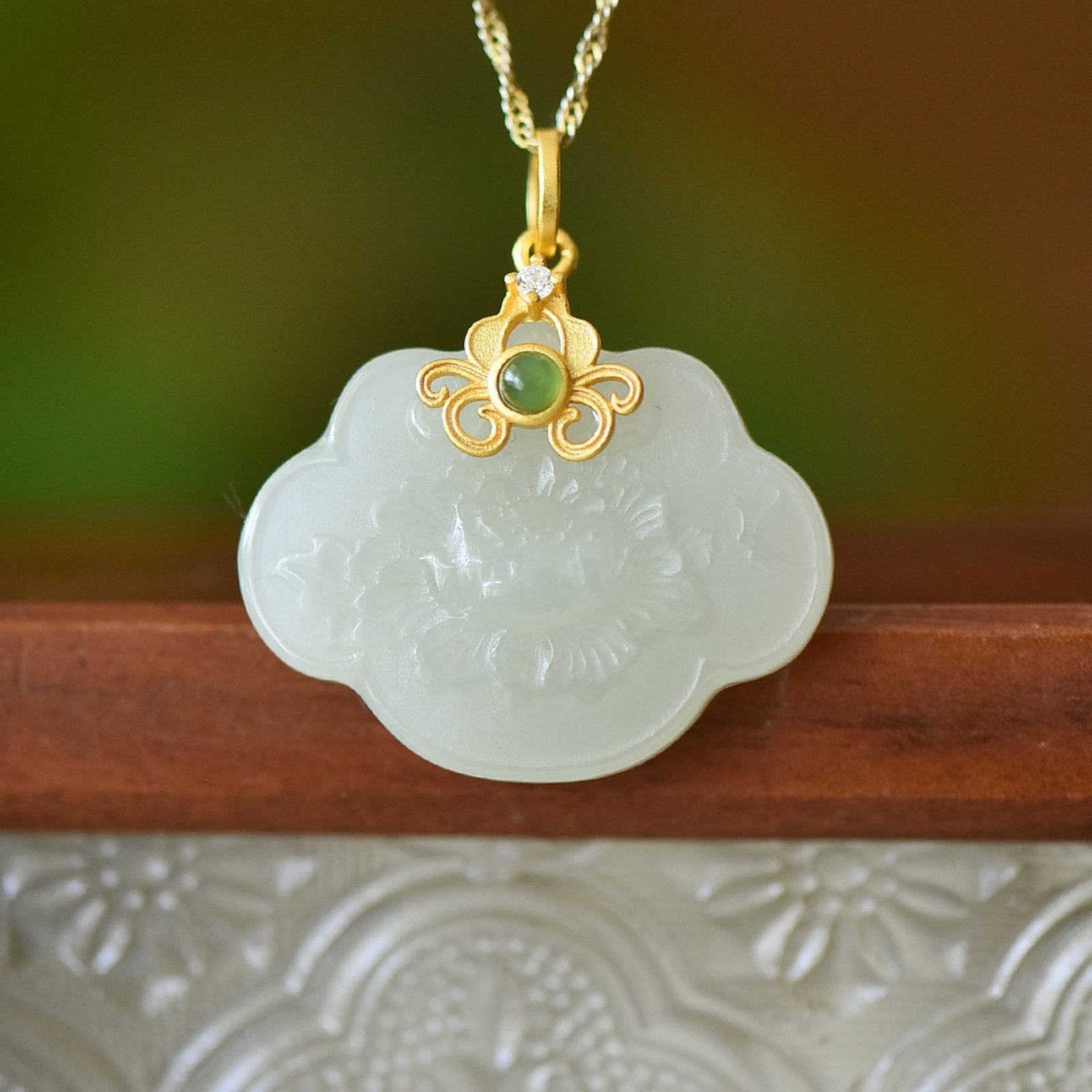 An Exquisite Sterling Silver-Gold Plated Inlaid White Jade Pendant: An Exquisite Sterling Silver-Gold Plated Inlaid White Jade Pendant Size:25mmx32mm 纯银镀金镶白玉吊坠