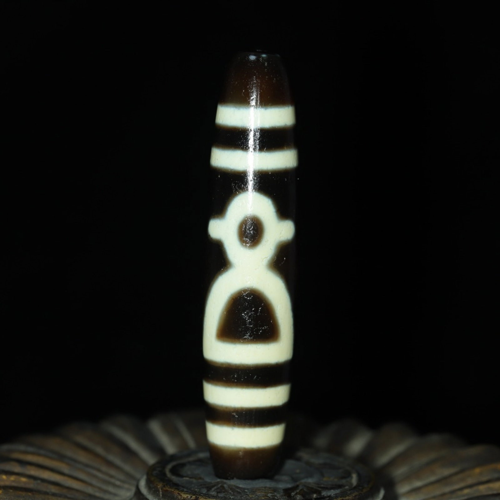 An Exquisite Dzi Bead Pendant: An Exquisite Dzi Bead Pendant,Size:59mmx13mm,Weight:15g 天珠挂件