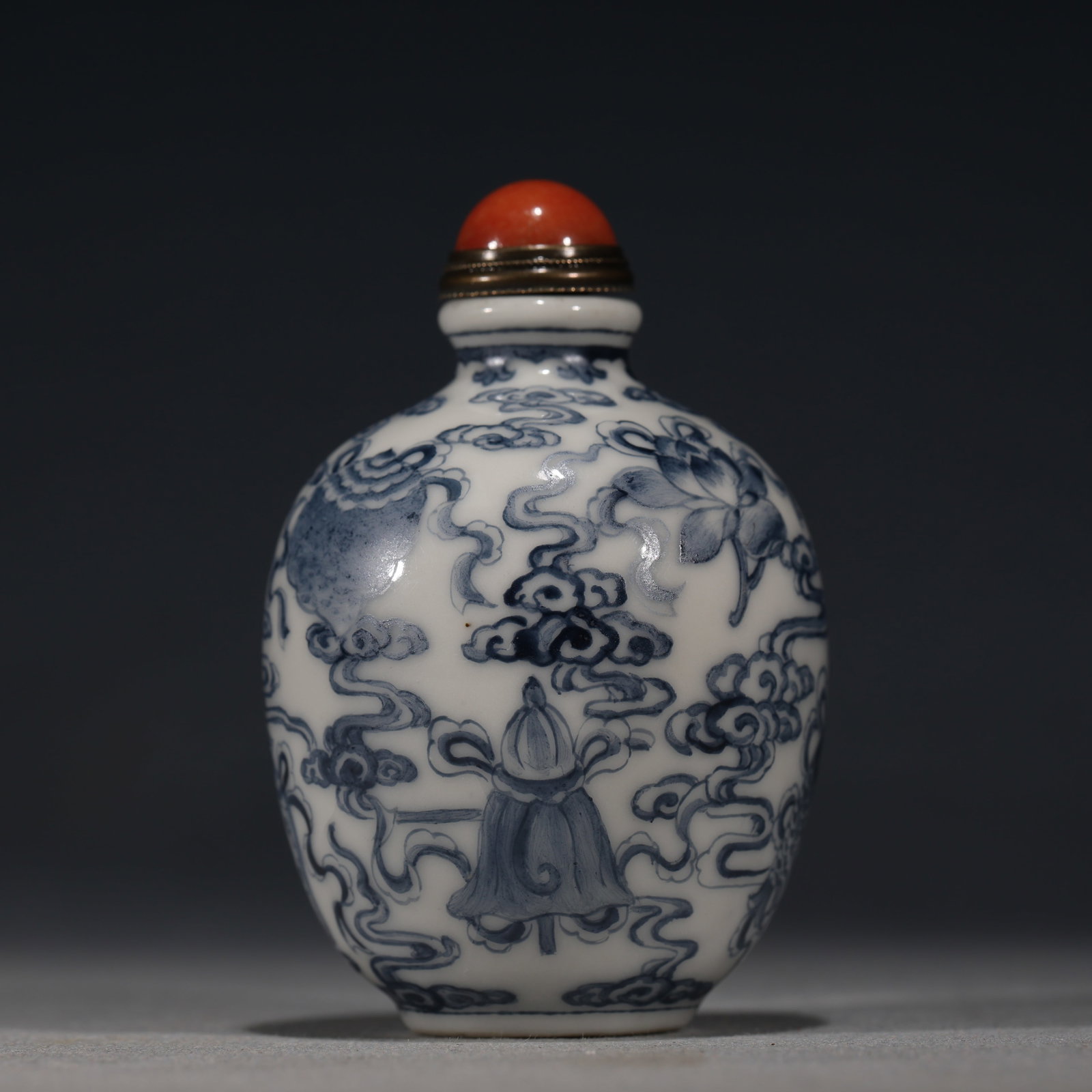 An Exquisite Blue And White Snuff Bottle With Antique Pattern: An Exquisite Blue And White Snuff Bottle With Antique Pattern,China,Qing Dynasty,Four-Character Qianlong Mark,Dimensions:2.8inx1.8in,青花博古纹鼻烟壶,&#