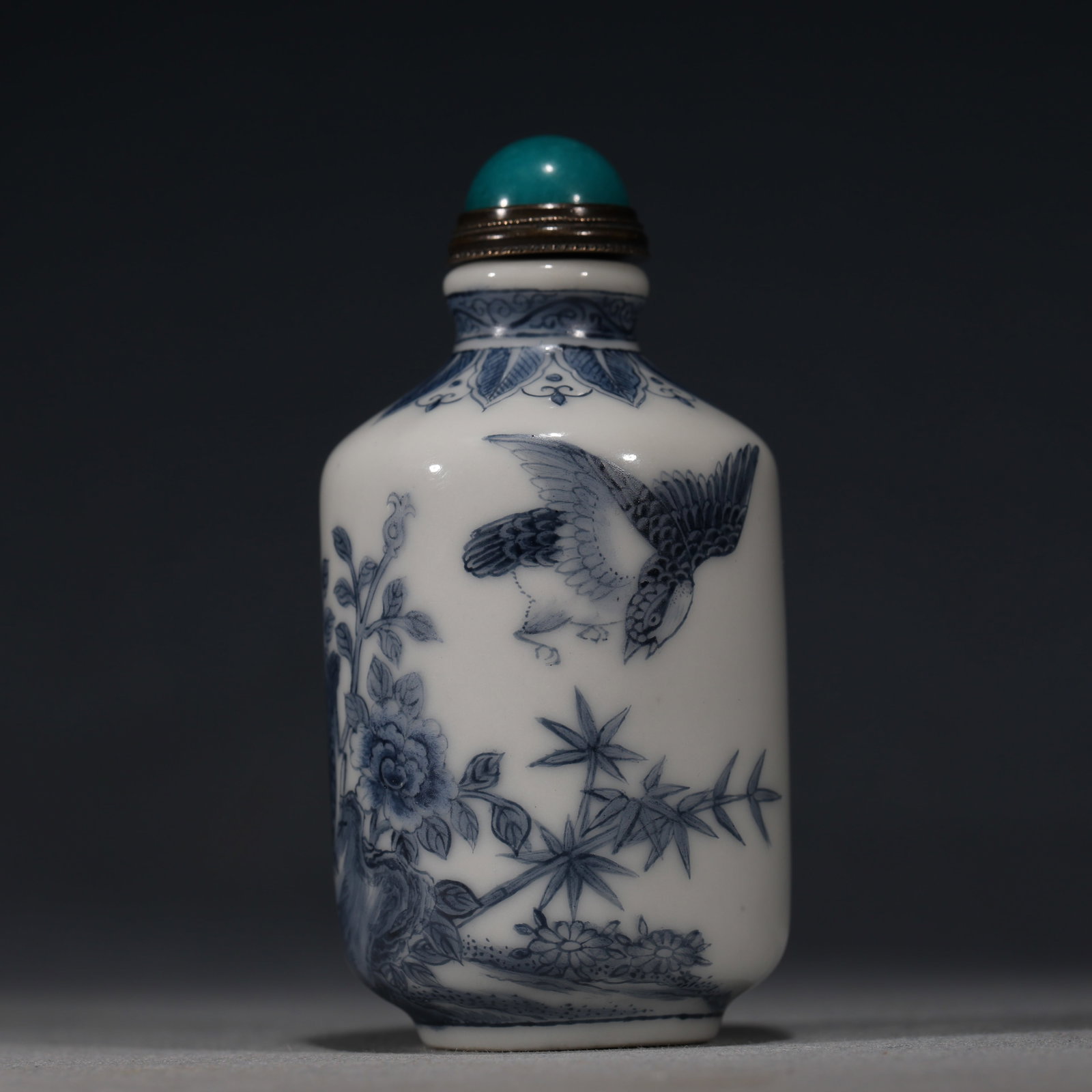 An Exquisite Blue And White Snuff Bottle With Flower And Bird Pattern: An Exquisite Blue And White Snuff Bottle With Flower And Bird Pattern,China,Qing Dynasty,Four-Character Qianlong Mark,Dimensions:3inx1.6in,青花花鸟纹鼻烟ã