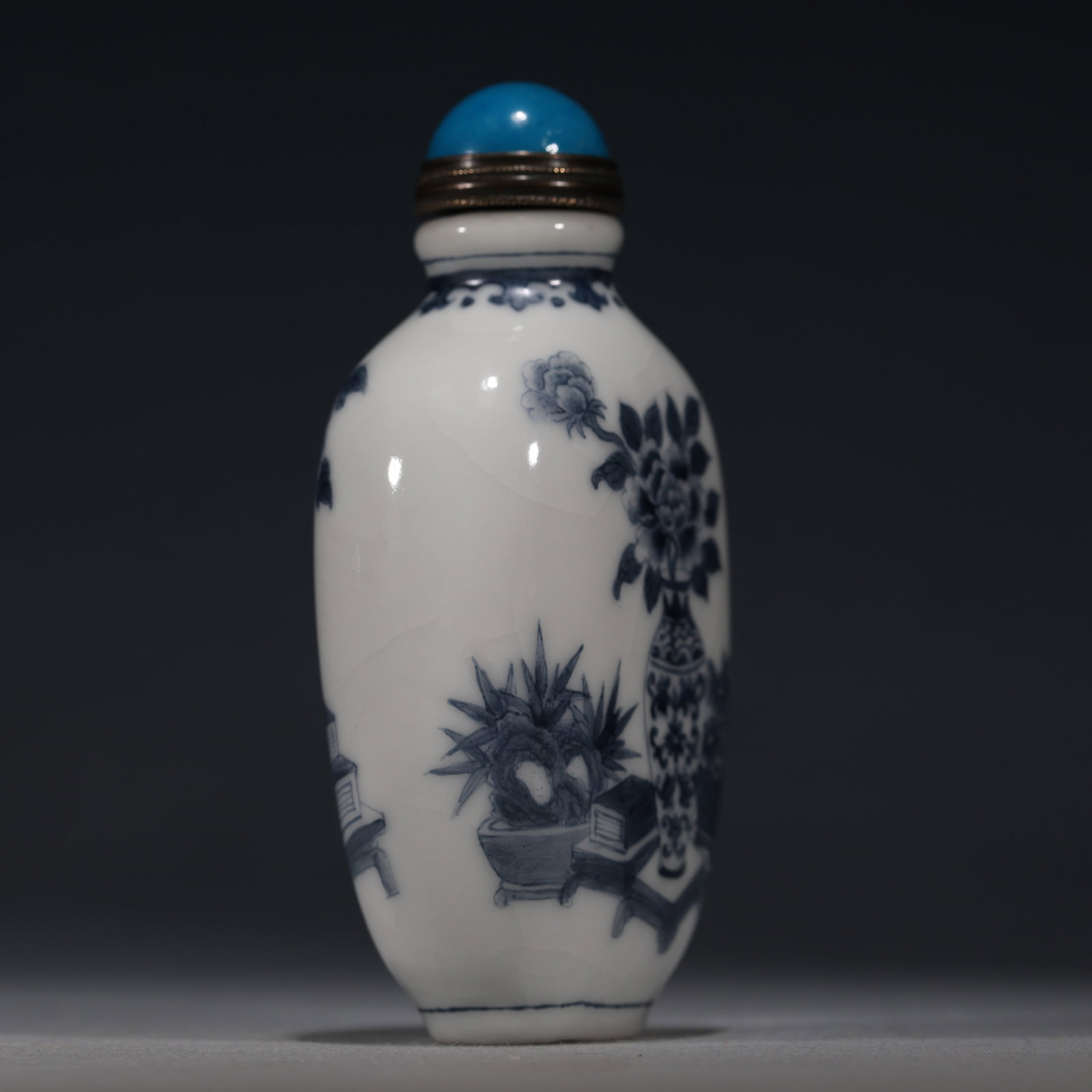 An Exquisite Blue And White With Iron Red Snuff Bottle With Gourd And Bat Pattern: An Exquisite Blue And White With Iron Red Snuff Bottle With Gourd And Bat Pattern,China,Qing Dynasty,Four-Character Qianlong Mark,Dimensions:3inx1.6in,青花矾红葫芦&