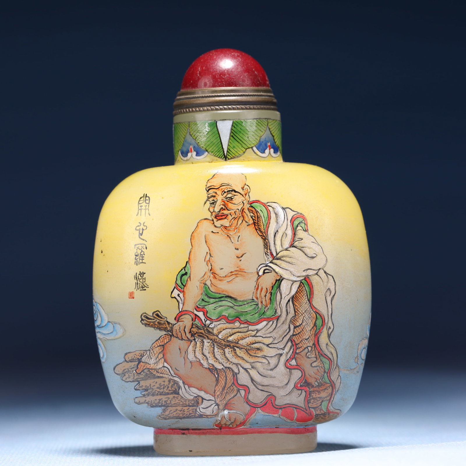 An Exquisite Glass Figure Pattern Snuff Bottle: An Exquisite Glass Figure Pattern Snuff Bottle,Qing Dynasty,China,Qianlong Four-character Mark,Size:2.4inx1.4inx3.5in,Weight:112g 琉璃人物纹鼻烟壶,È