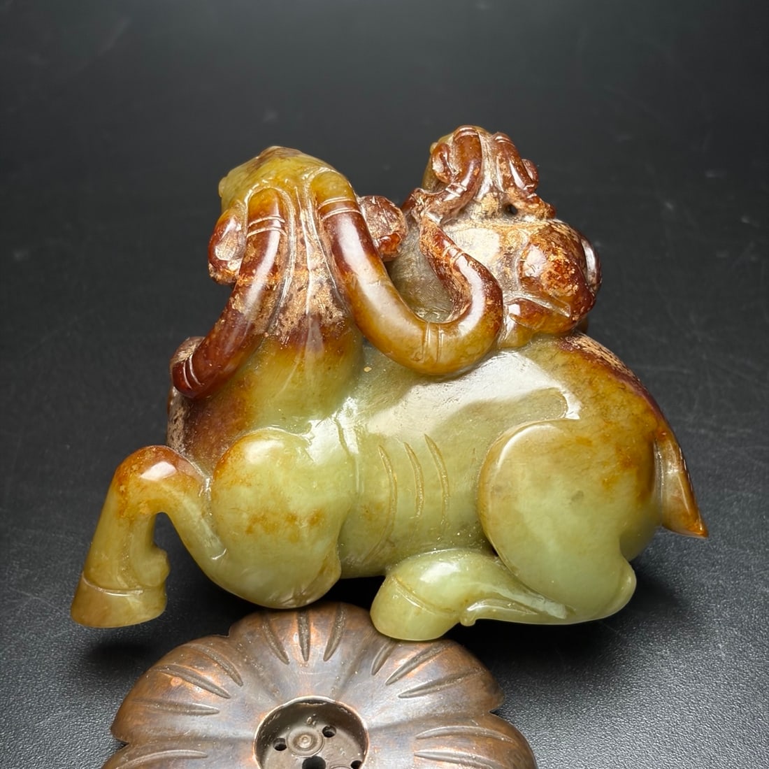 An Exquisite White Jade Sheep Ornament - 2