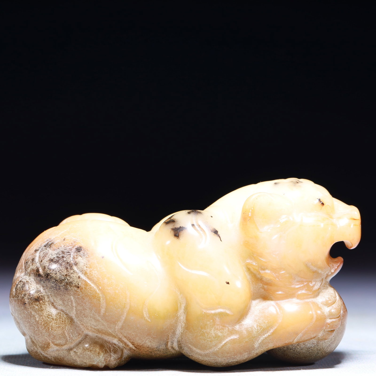 An Exquisite Archaic Jade Tiger Ornament - 7