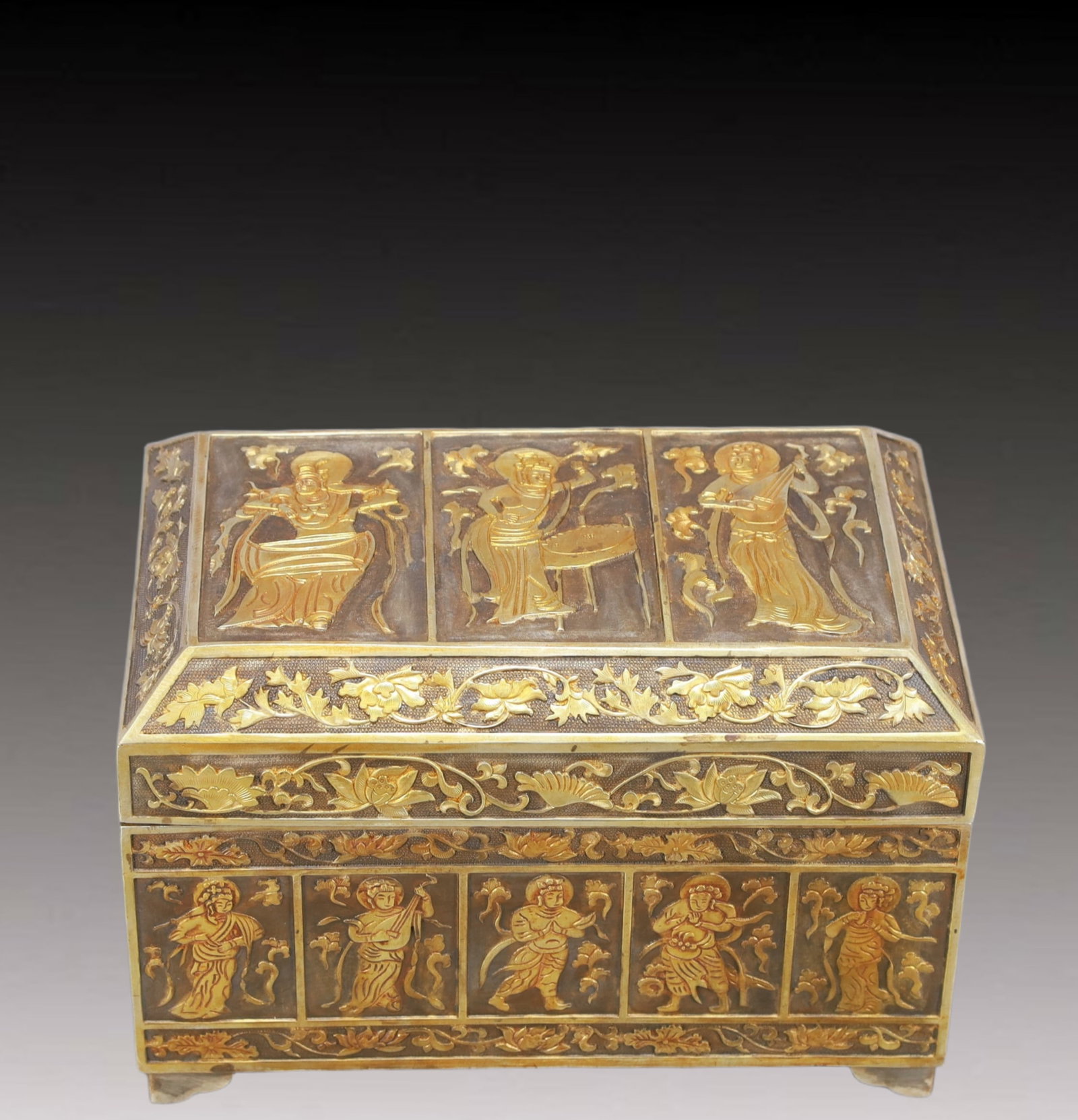 A Rare Gilt Silver Figure Pattern Cover Box: A Rare Gilt Silver Figure Pattern Cover Box,Tang Dynasty, China,Zhenguan Four-character Mark,Size:8.7inx5.5inx6.3in,Weight:3700g 银鎏金人物纹盖盒,ߑ