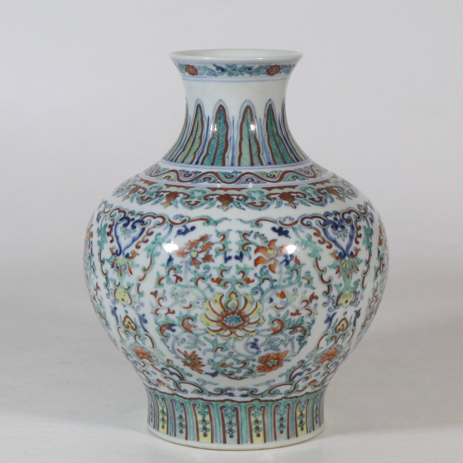 An Exquisite Doucai Lotus Pattern Vase - 4