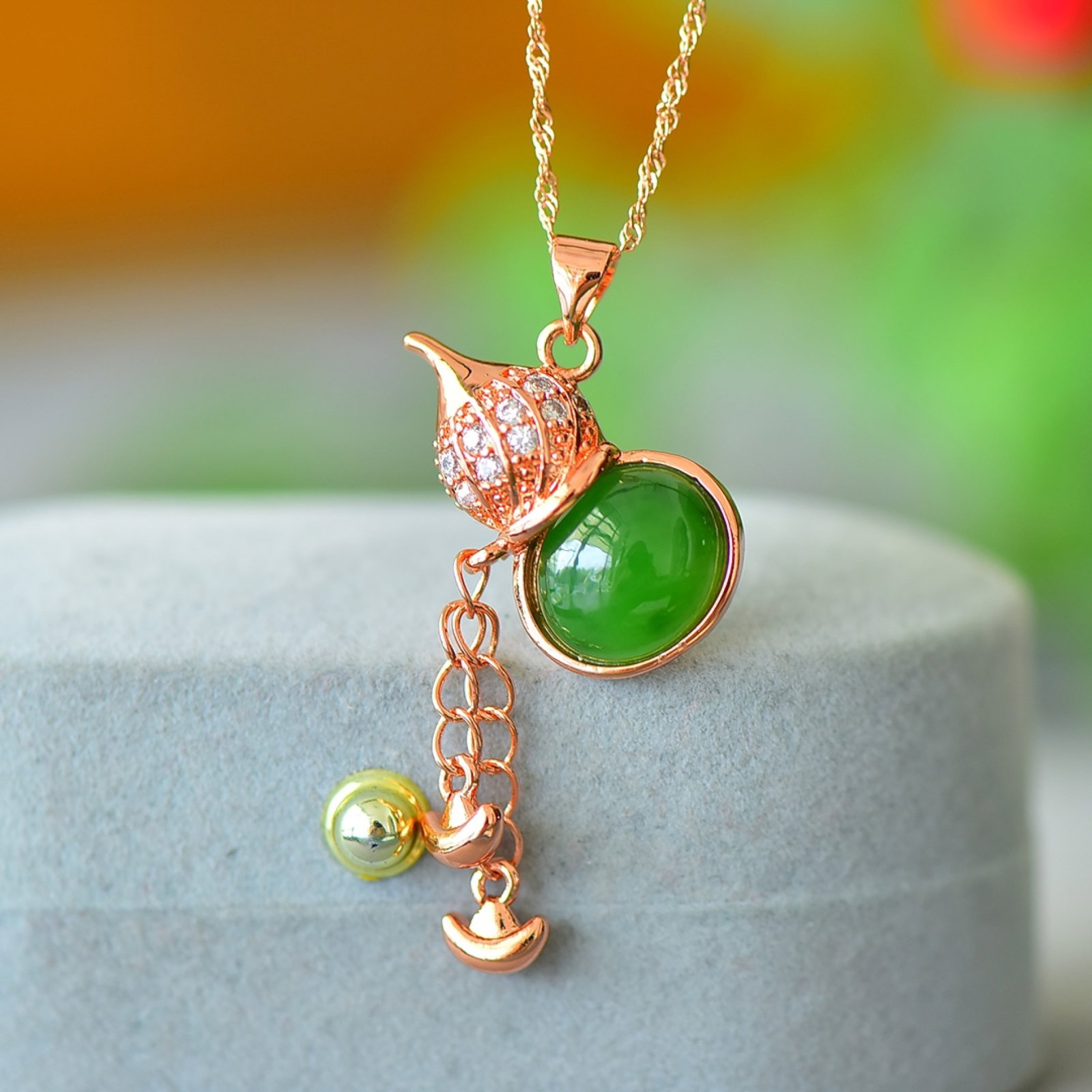 An Exquisite Bronze Inlaid Jasper Necklace,Inlaid Diamond: An Exquisite Bronze Inlaid Jasper Necklace,Inlaid Diamond,Size:0.4inx0.5in 铜镶碧玉项链,嵌钻石