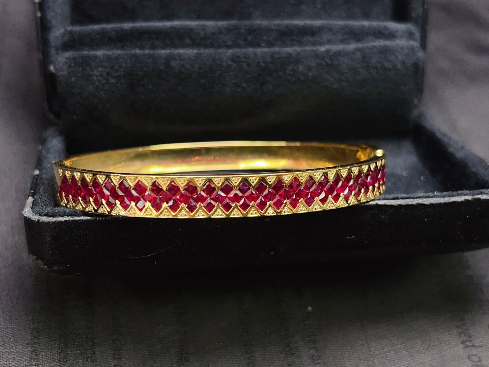 A Exquisite 18k Gold Inlaid 5.27ct Natural Ruby Bracelets: A Exquisite 18k Gold Inlaid 5.27ct Natural Ruby Bracelets,Total Weight:9.53g 18k金镶 5.27ct 天然红宝石手镯