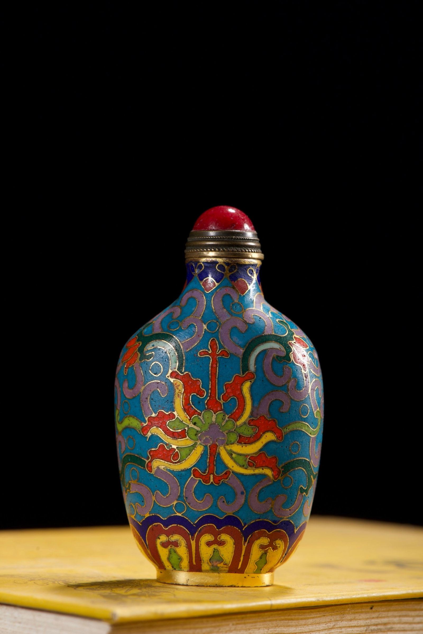 An Exquisite Cloisonne Lotus Pattern Snuff Bottle Pot (1 of 9)