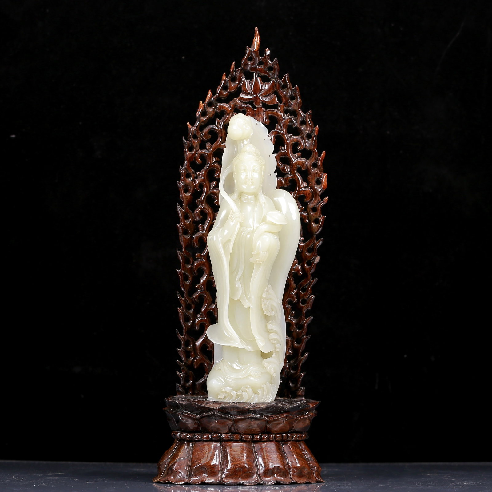 An Exquisite White Jade Avalokitesvara Ornament: An Exquisite White Jade Avalokitesvara Ornament,Qing Dynasty, China,Size:3.1inx1.6inx10.8in,Weight:1290g 白玉观音像摆件，清代
