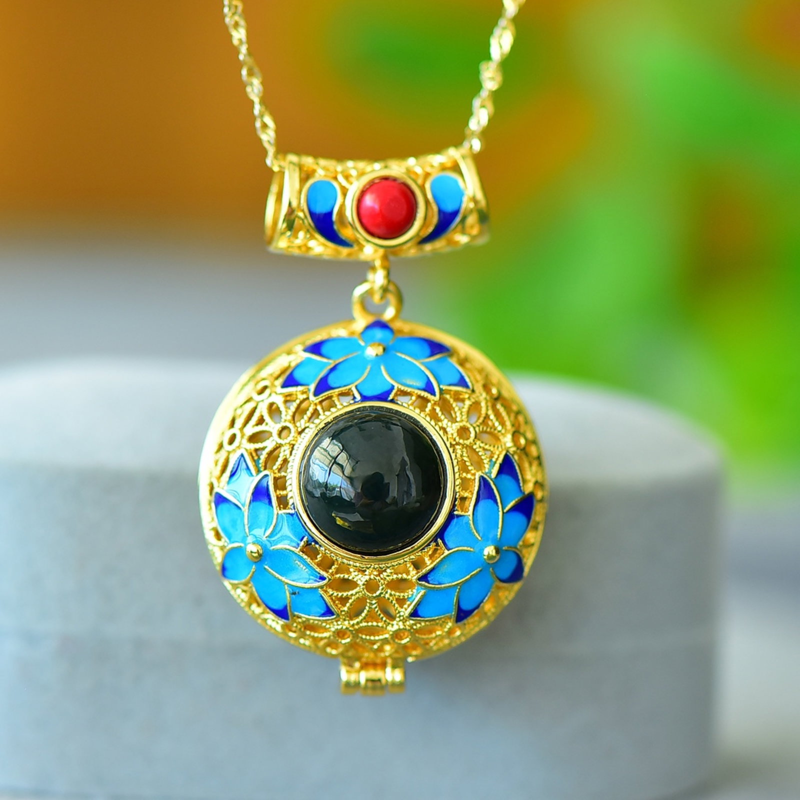 An Exquisite Bronze-Gold Plated Inlaid Green Jade Flower Pattern Necklace: An Exquisite Bronze-Gold Plated Inlaid Green Jade Flower Pattern Necklace,Size:0.5inx0.5in 铜镀金镶青玉花卉纹项链
