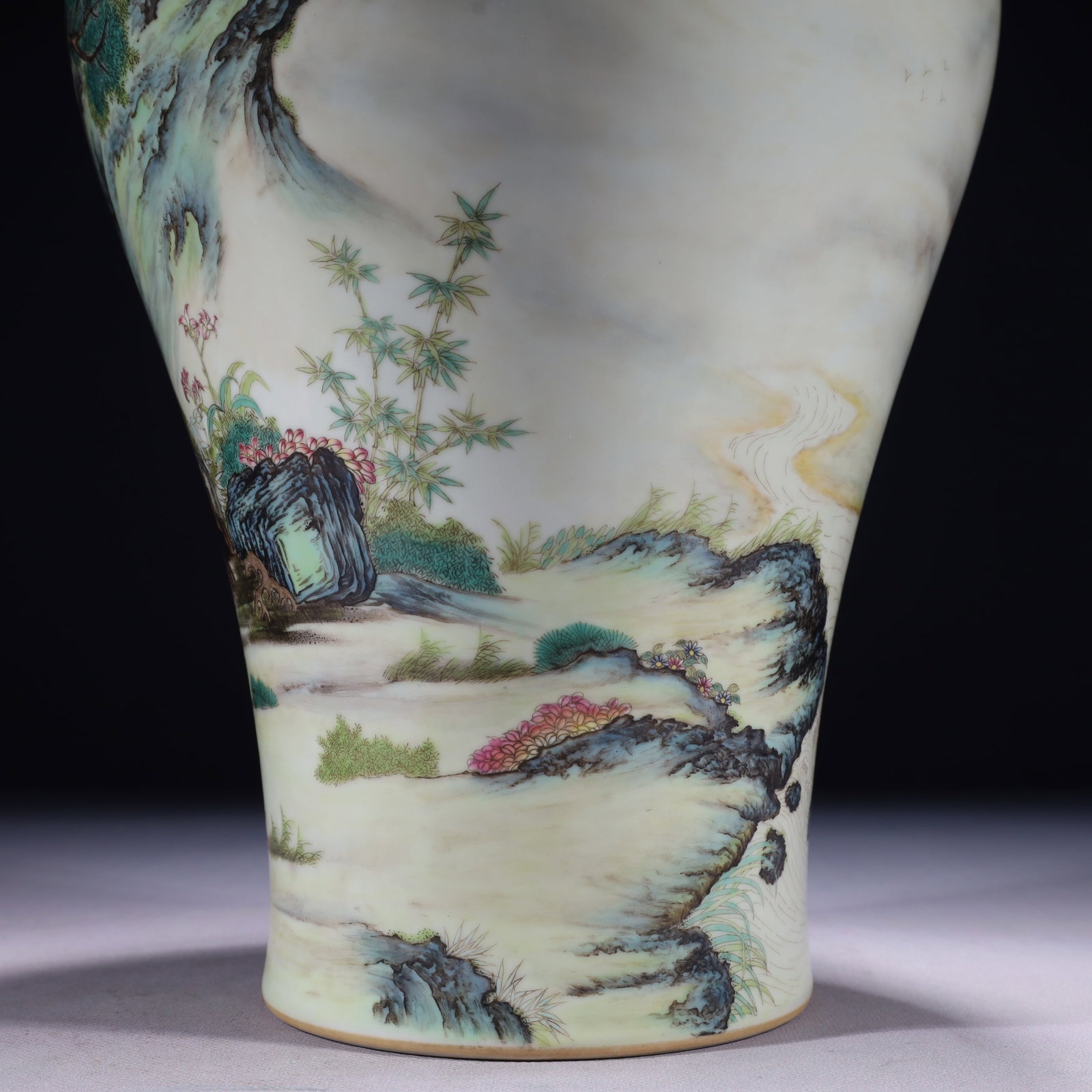An Exquisite Enamel Landscape Pattern Vase - 7