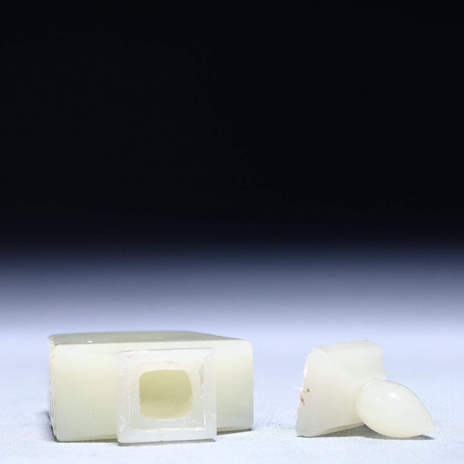 An Exquisite White Jade Beast-Face Pattern Bottle - 8