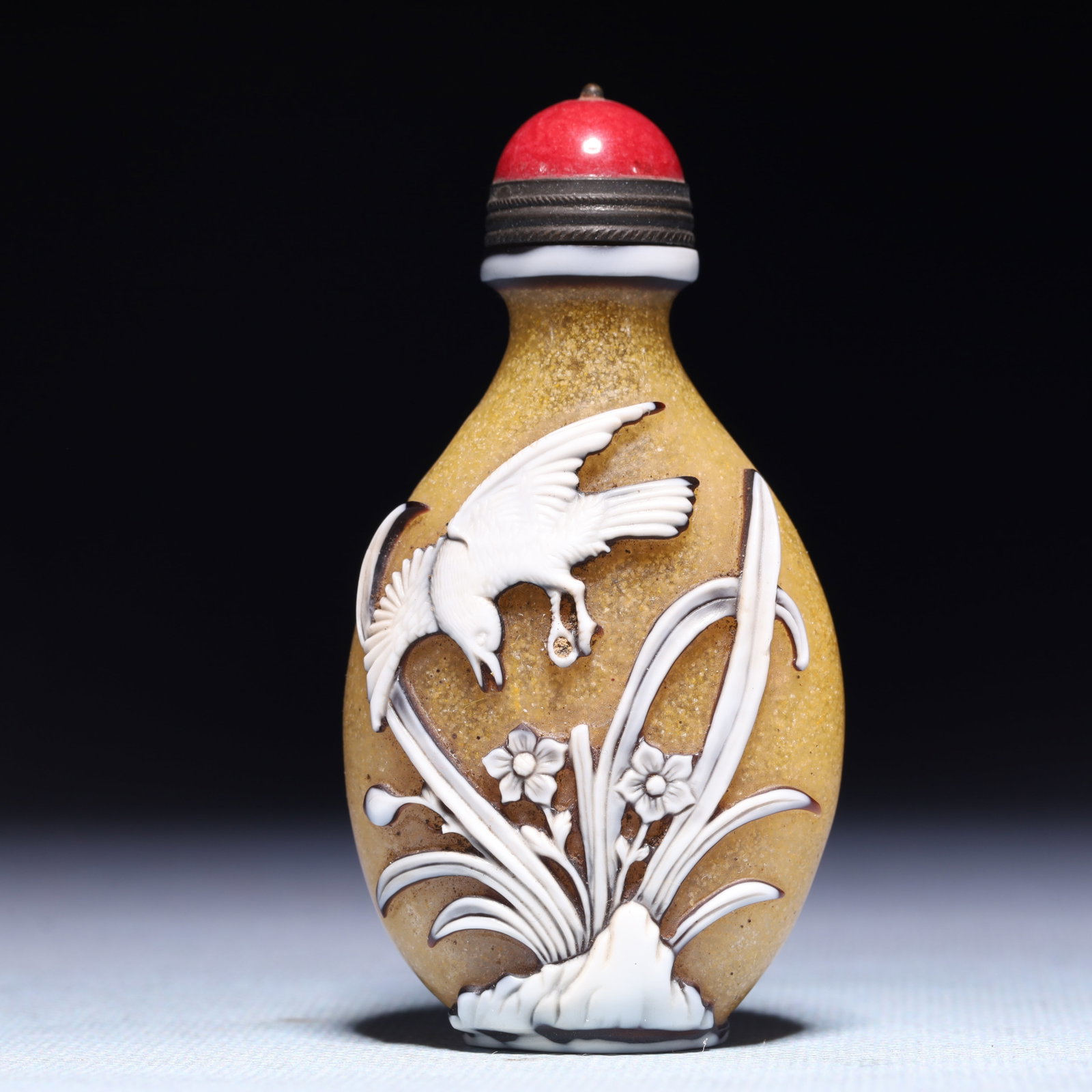An Exquisite Glass Flower and Bird Pattern Snuff Bottle: An Exquisite Glass Flower and Bird Pattern Snuff Bottle,Qing Dynasty,China,Size:1.6inx1inx3.1in,Weight:64.8g 琉璃花鸟纹鼻烟壶,中国清&#