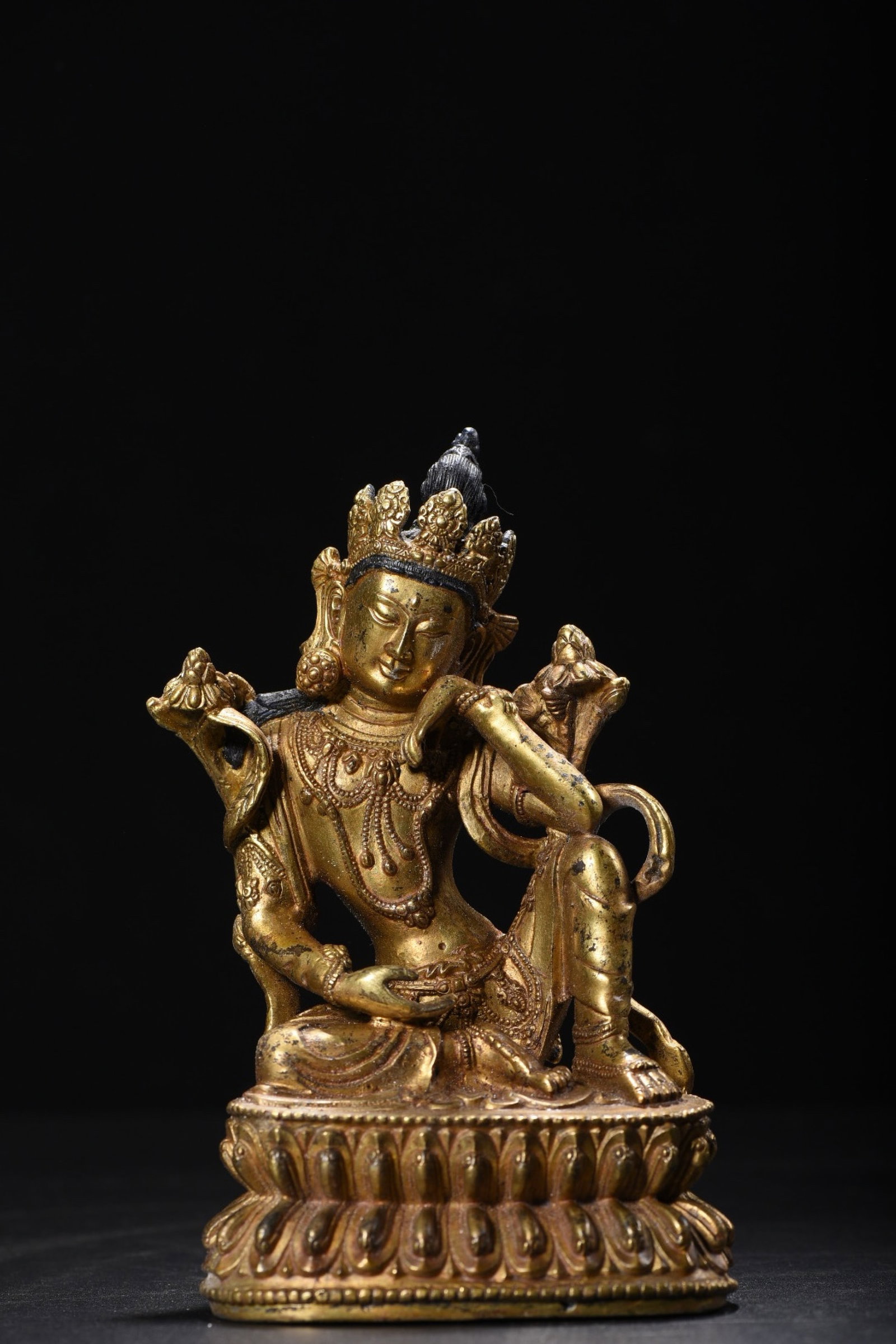A Solemn Bronze Statue of Avalokitesvara: A Solemn Bronze Statue of Avalokitesvara,Qing Dynasty,China,Size:7.1inx4.7inx2.8in,Weight:970g 铜观音像,中国清代