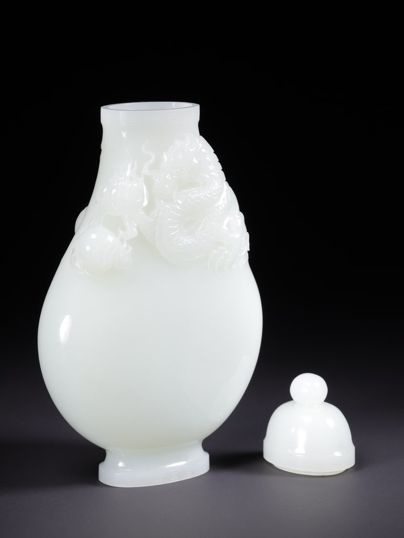 An Exquisite White Jade Dragon Pattern Vase - 4