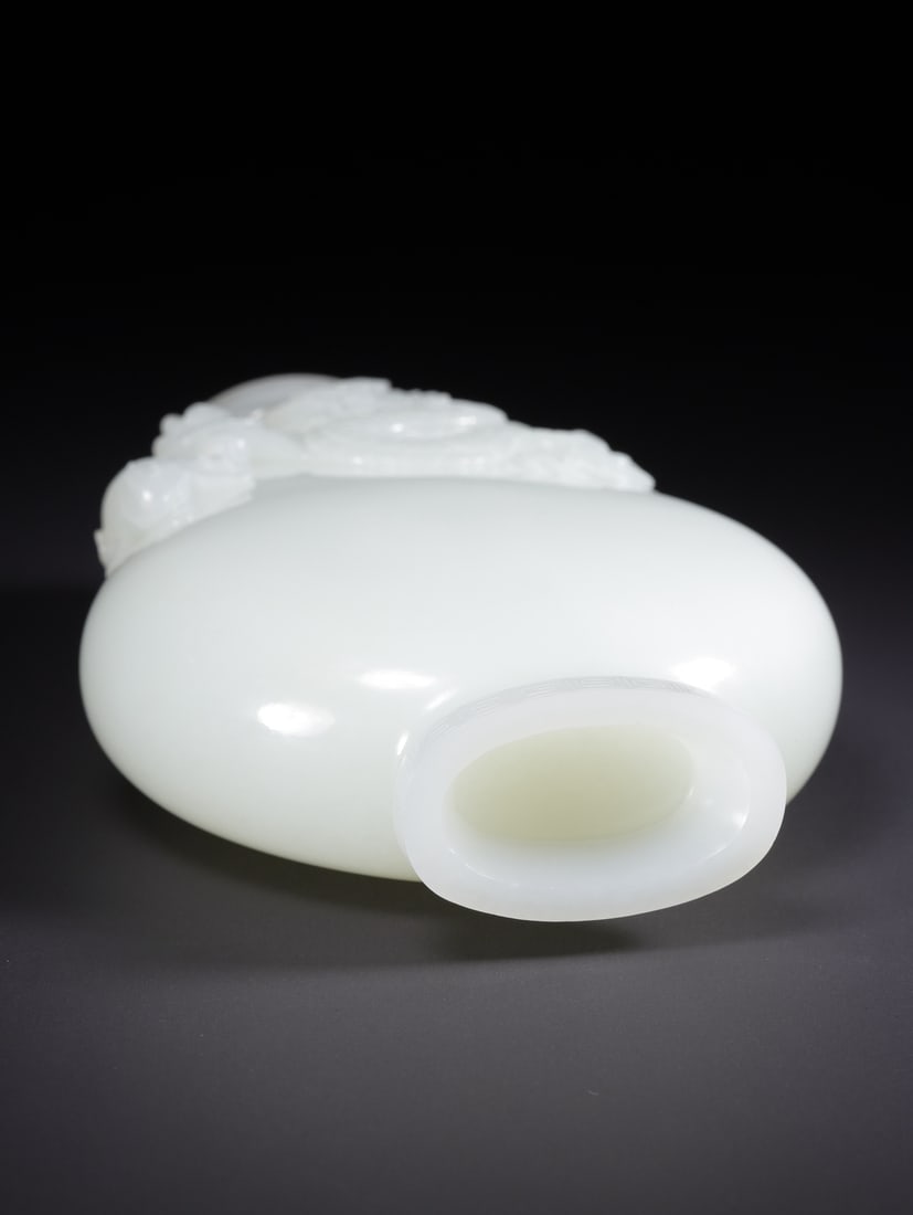 An Exquisite White Jade Dragon Pattern Vase - 6