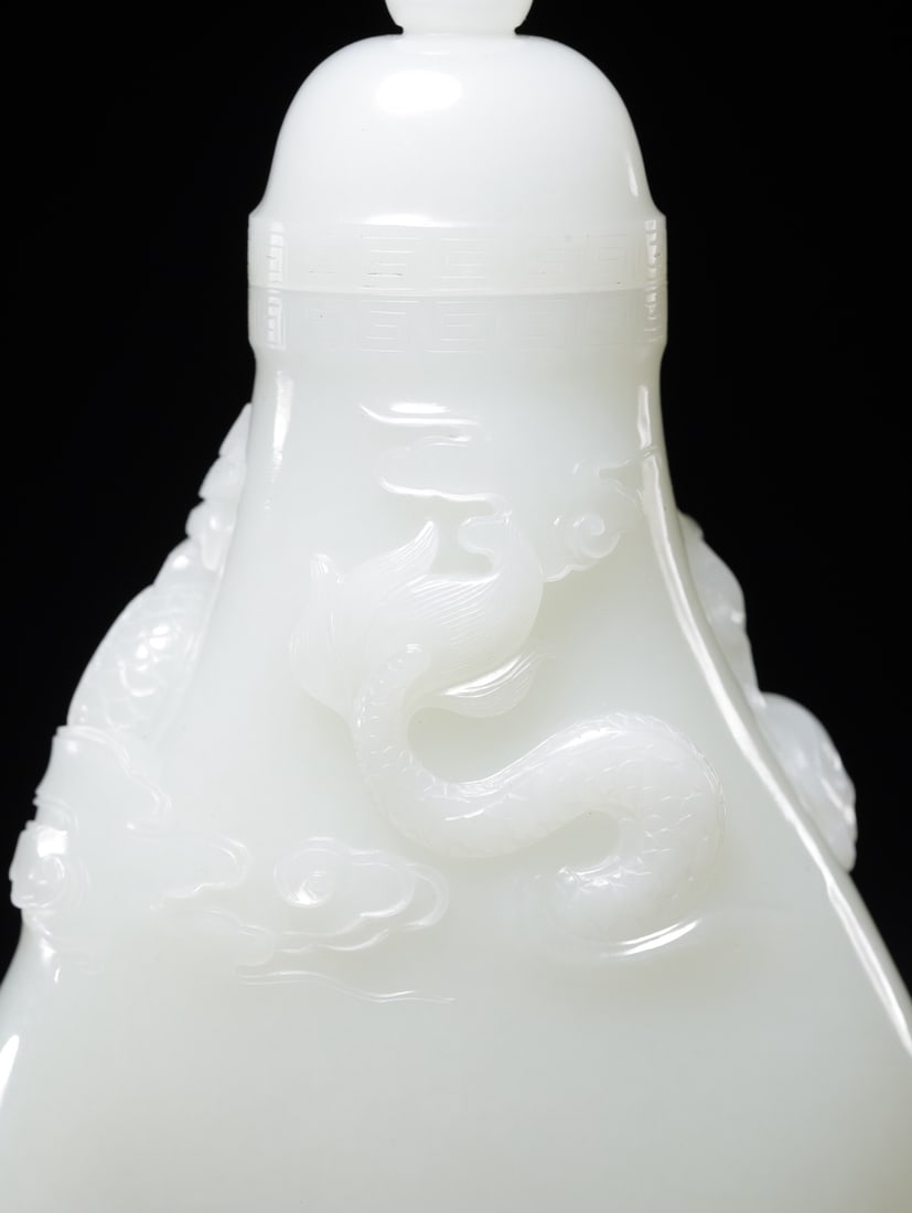 An Exquisite White Jade Dragon Pattern Vase - 7