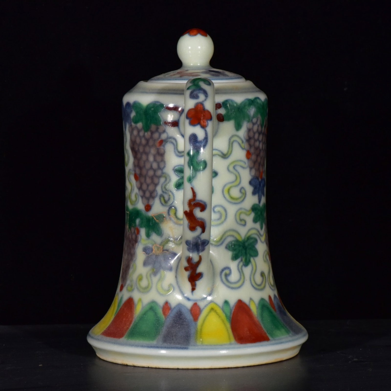 An Exquisite Doucai Grapes Pattern Pot - 2