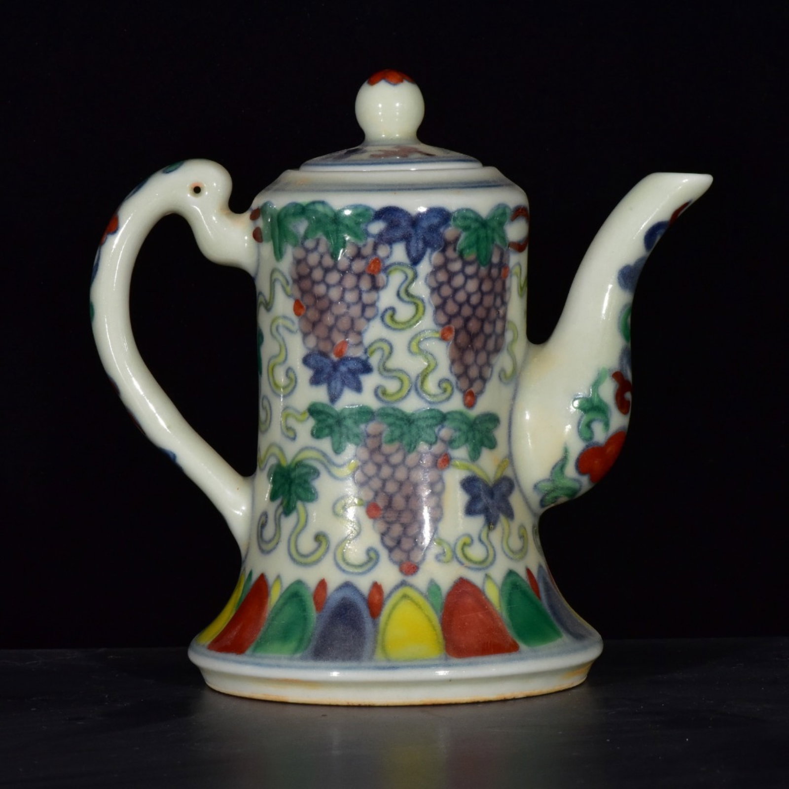 An Exquisite Doucai Grapes Pattern Pot - 3