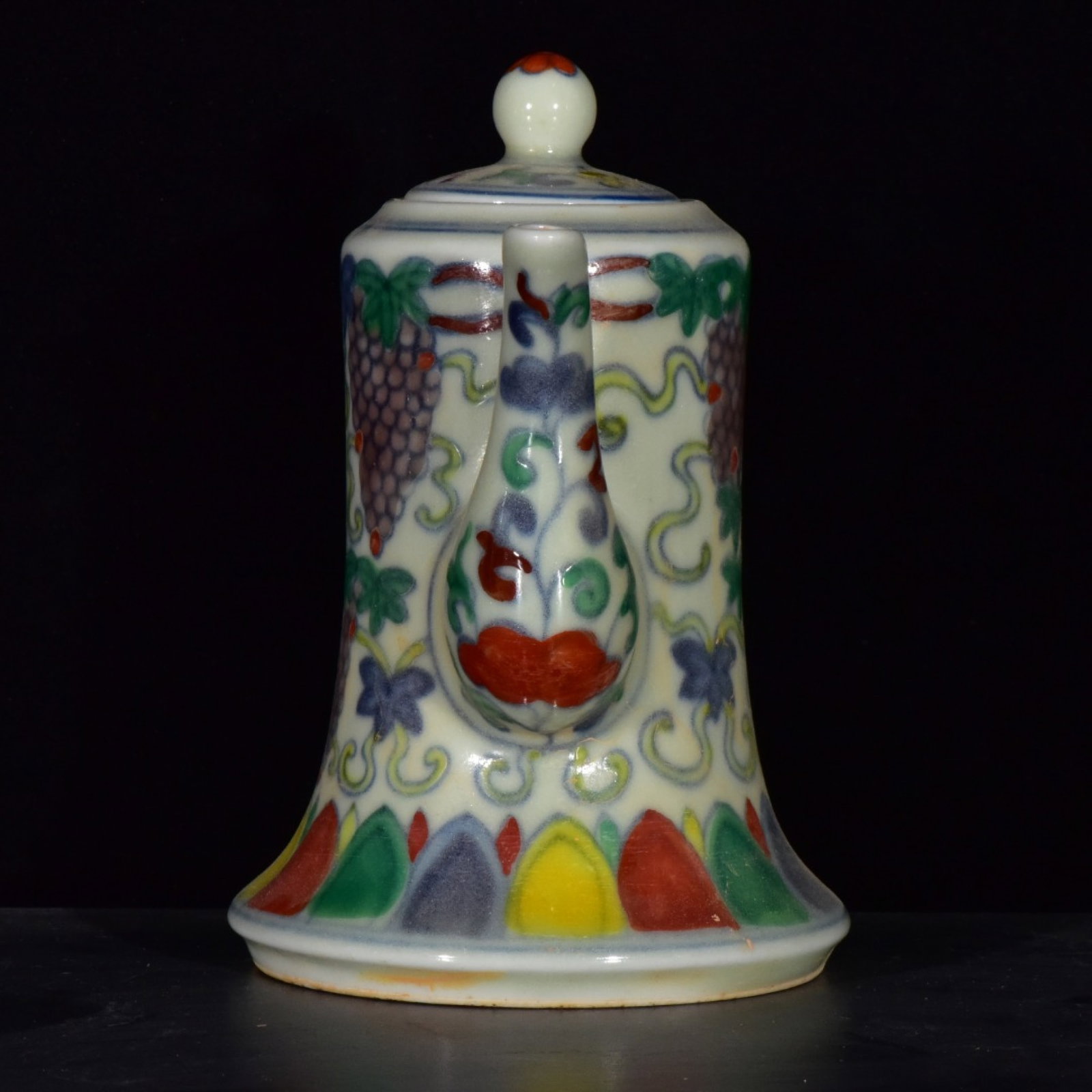 An Exquisite Doucai Grapes Pattern Pot - 4