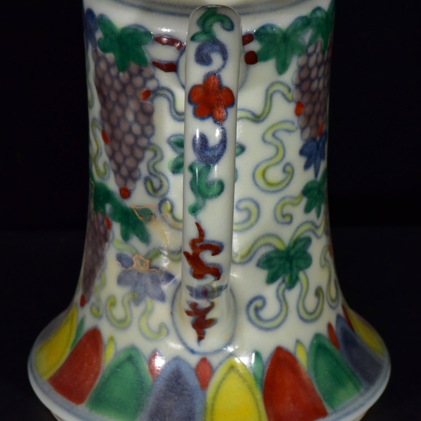 An Exquisite Doucai Grapes Pattern Pot - 7